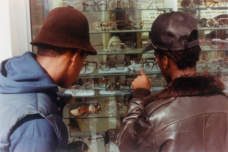 Auf diesem Bild ist das folgende Kunstwerk zu sehen: Jamel Shabazz. Window Shopping, NYC. Um 1980.