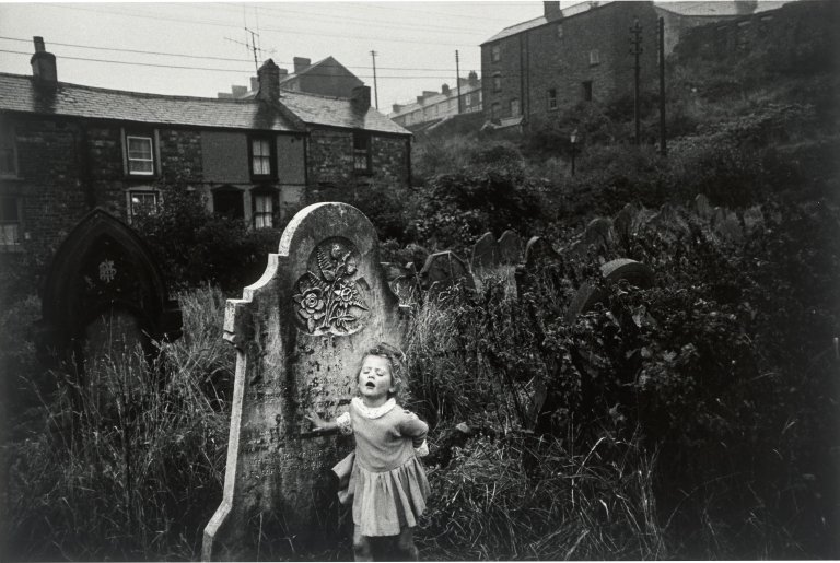 Auf diesem Bild ist das folgende Kunstwerk zu sehen: Bruce Davidson. Aus der Serie „Wales“. 1965.