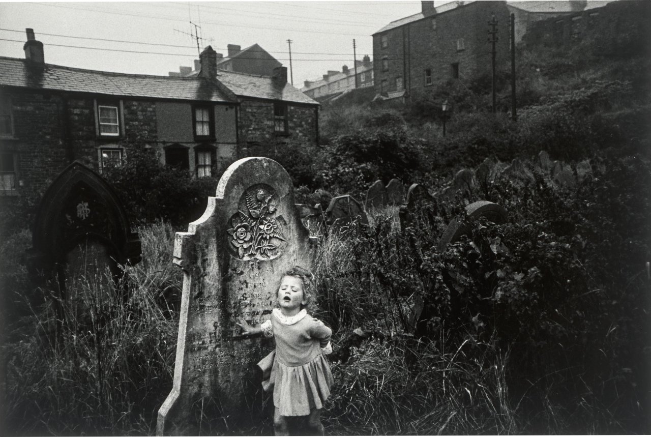 Auf diesem Bild ist das folgende Kunstwerk zu sehen: Bruce Davidson. Aus der Serie „Wales“. 1965.