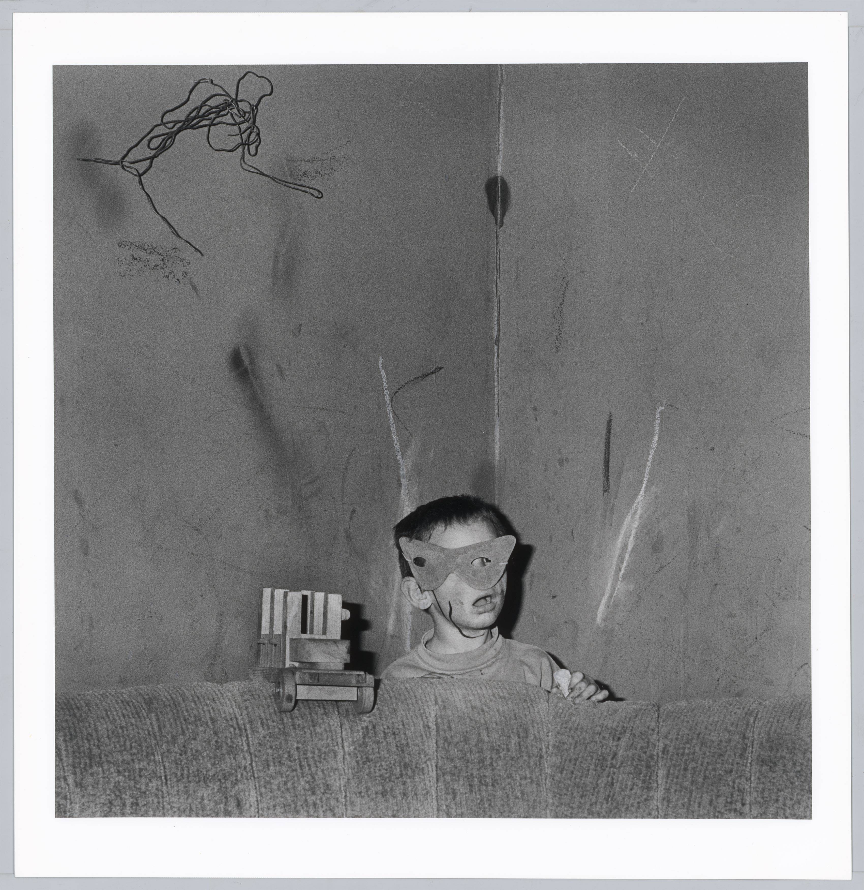 Auf diesem Bild ist das folgende Kunstwerk zu sehen: Roger Ballen. „Skew Mask“. 2002.