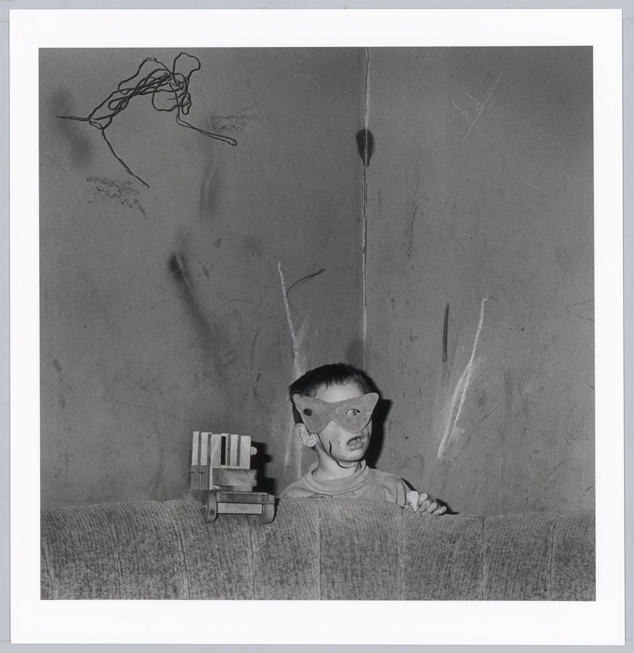 Auf diesem Bild ist das folgende Kunstwerk zu sehen: Roger Ballen. „Skew Mask“. 2002.