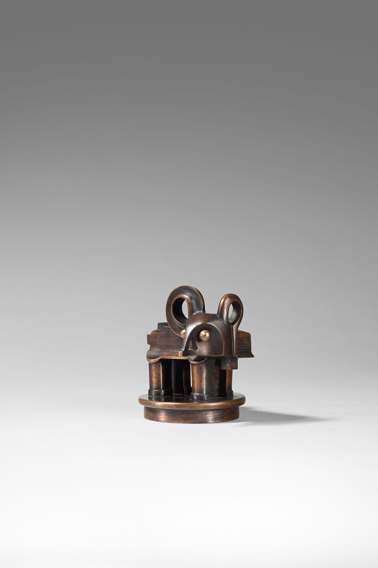 Auf diesem Bild ist das folgende Kunstwerk zu sehen: Rudolf Belling. „Fabeltier, sog. ‚Horchtier‘“ (Kühlerfigur für die Autofirma Horch). 1926.