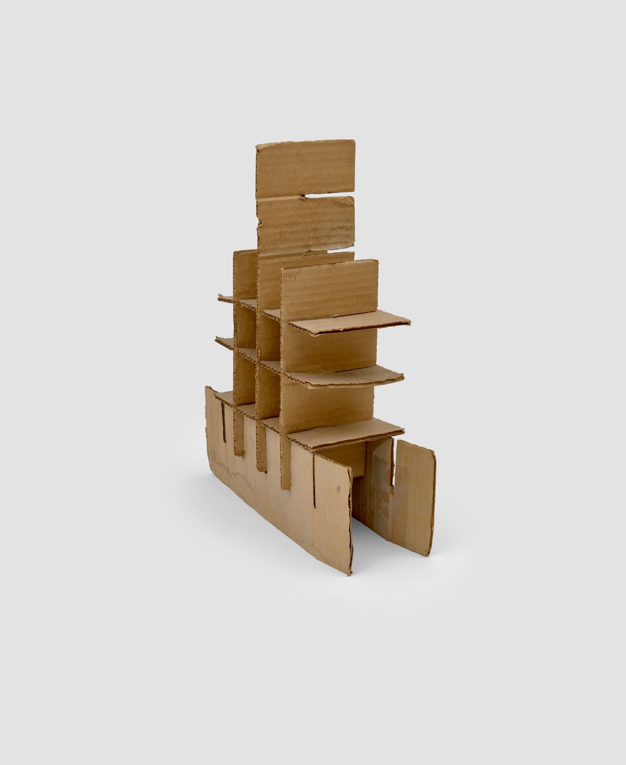 Auf diesem Bild ist das folgende Kunstwerk zu sehen: Hermann Glöckner. Dreistöckiger Bau mit Mittelwand. 1973.