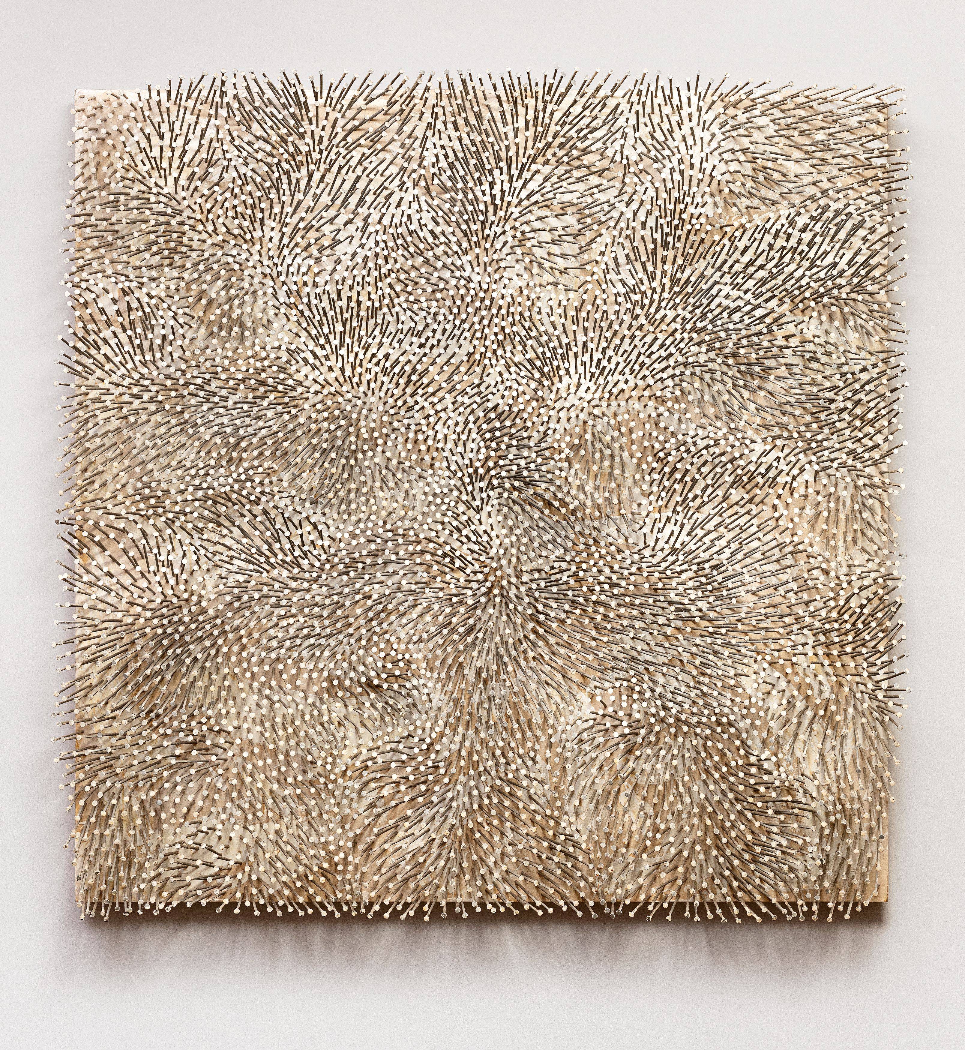 Auf diesem Bild ist das folgende Kunstwerk zu sehen: Günther Uecker. „Weißer Wind“. 1986.