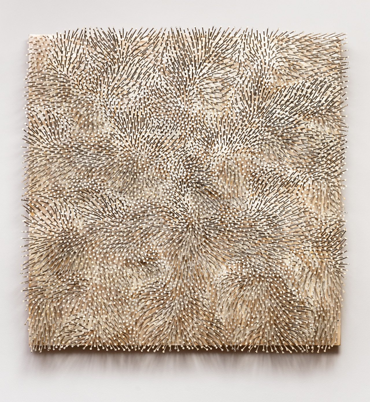 Auf diesem Bild ist das folgende Kunstwerk zu sehen: Günther Uecker. „Weißer Wind“. 1986.