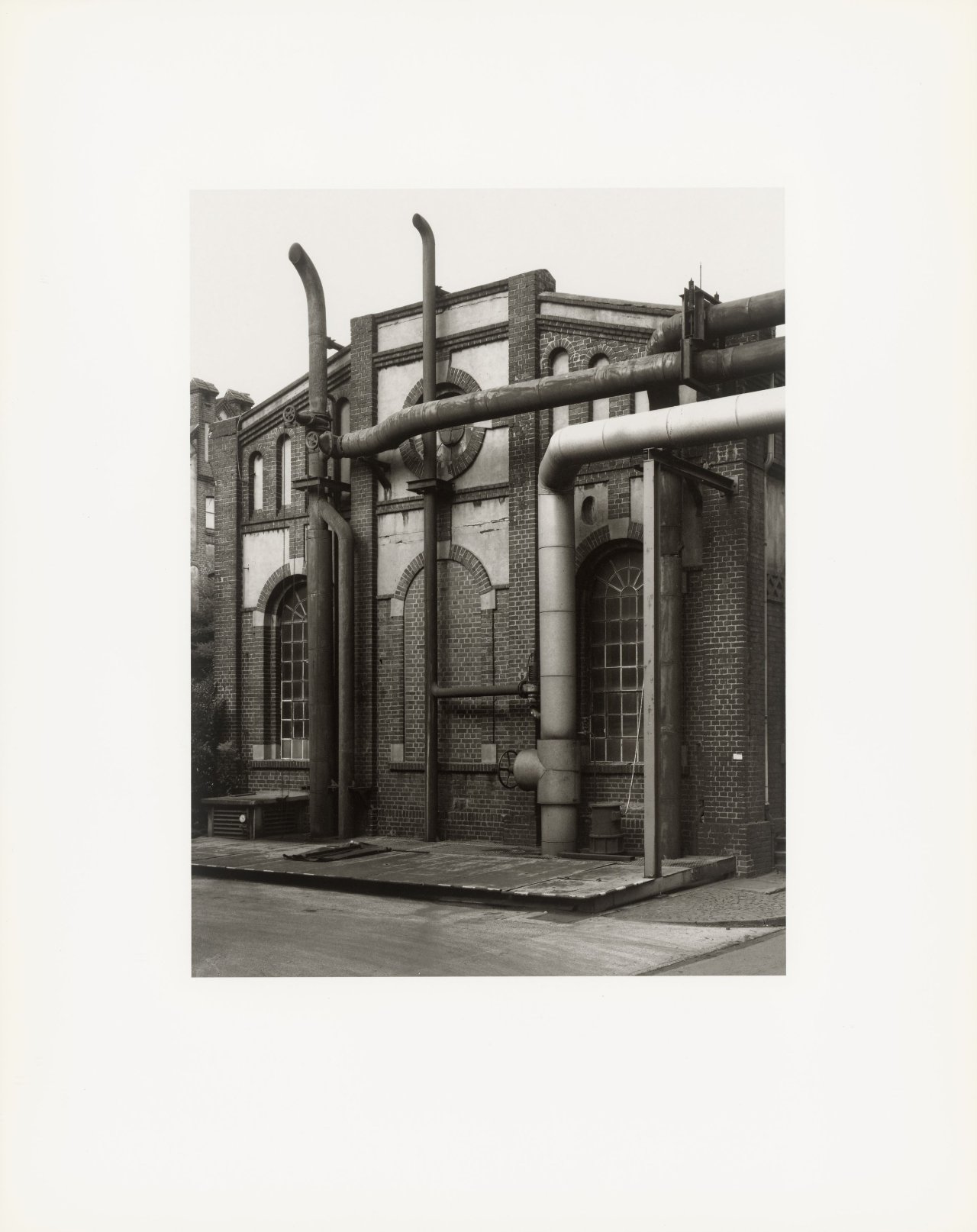 Auf diesem Bild ist das folgende Kunstwerk zu sehen: Bernd und Hilla Becher. „Walls and Conduits“. 1991.