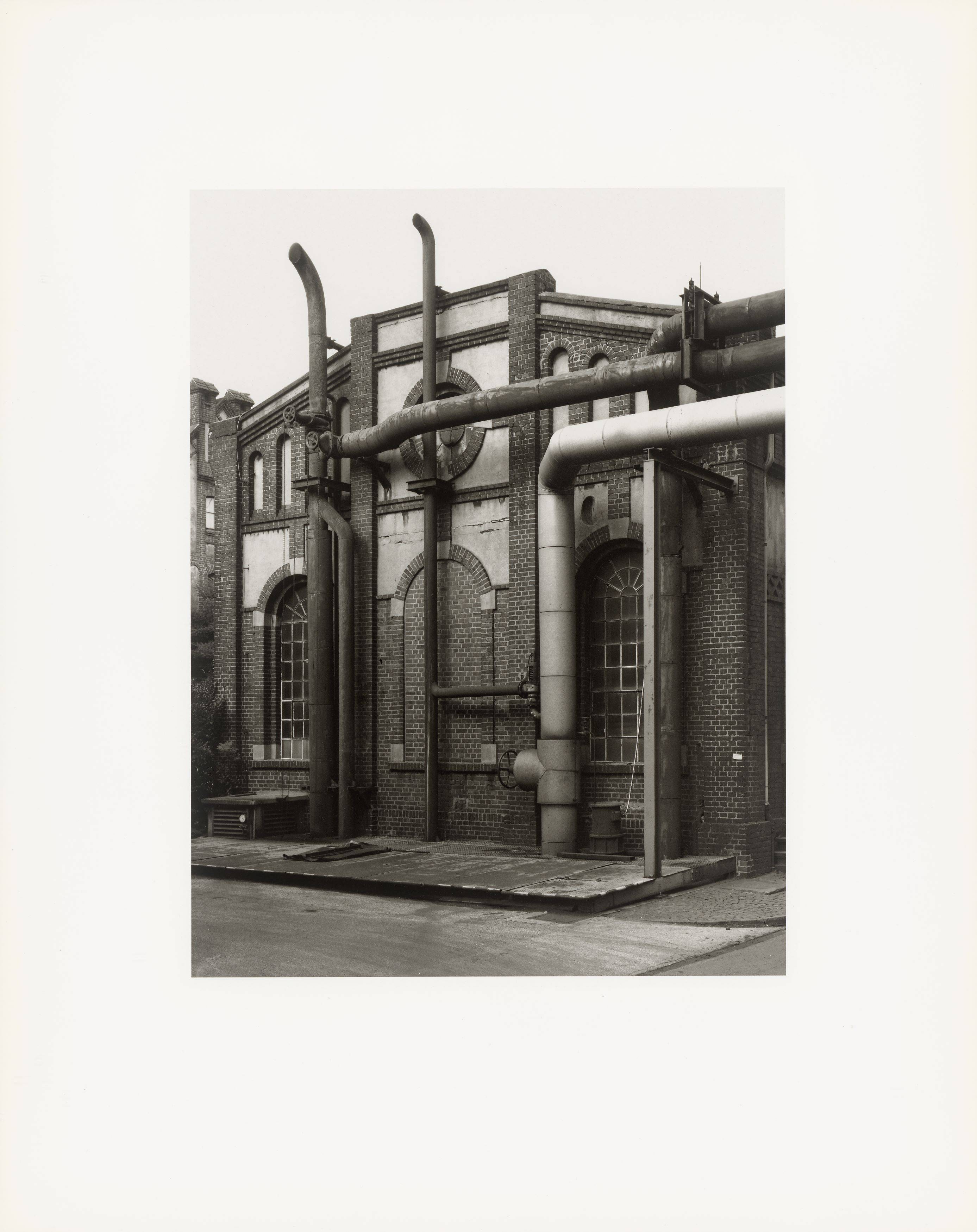 Auf diesem Bild ist das folgende Kunstwerk zu sehen: Bernd und Hilla Becher. „Walls and Conduits“. 1991.