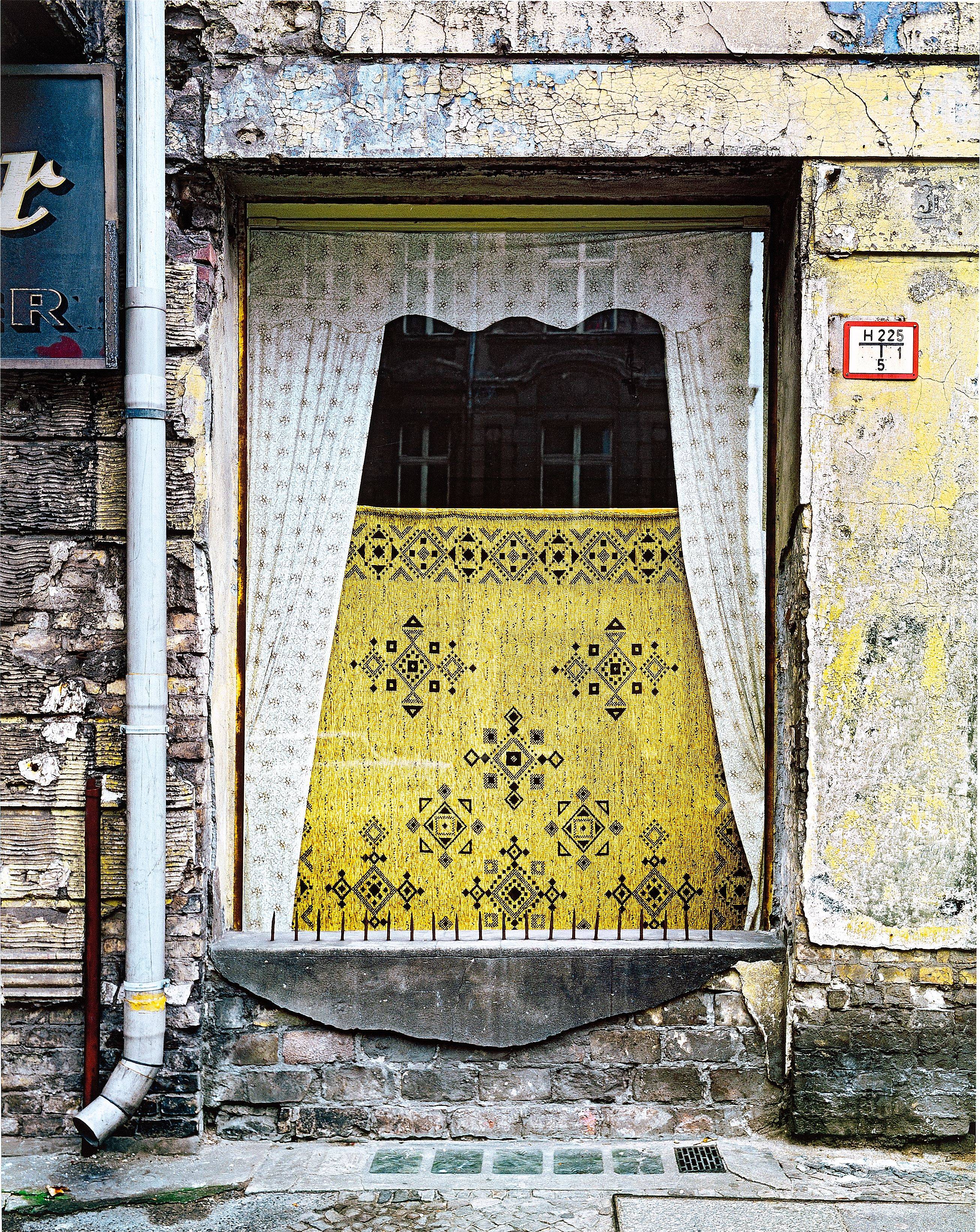 Auf diesem Bild ist das folgende Kunstwerk zu sehen: Harf Zimmermann. Lagerraum der Konsumverkaufsstelle Fußbodenbelag und Tapeten, Bötzowstraße 1055 Berlin, DDR. 1987.