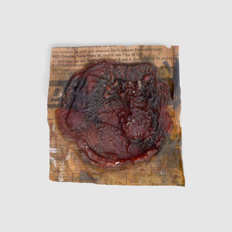 Auf diesem Bild ist das folgende Kunstwerk zu sehen: Hermann Glöckner. Lackrelief auf Zeitungspapier. 1960.