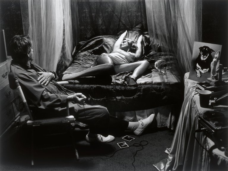 This picture shows the following artwork: Helmut Newton. ”'Selfportrait. Valentino Place' Hollywood”. 1986.