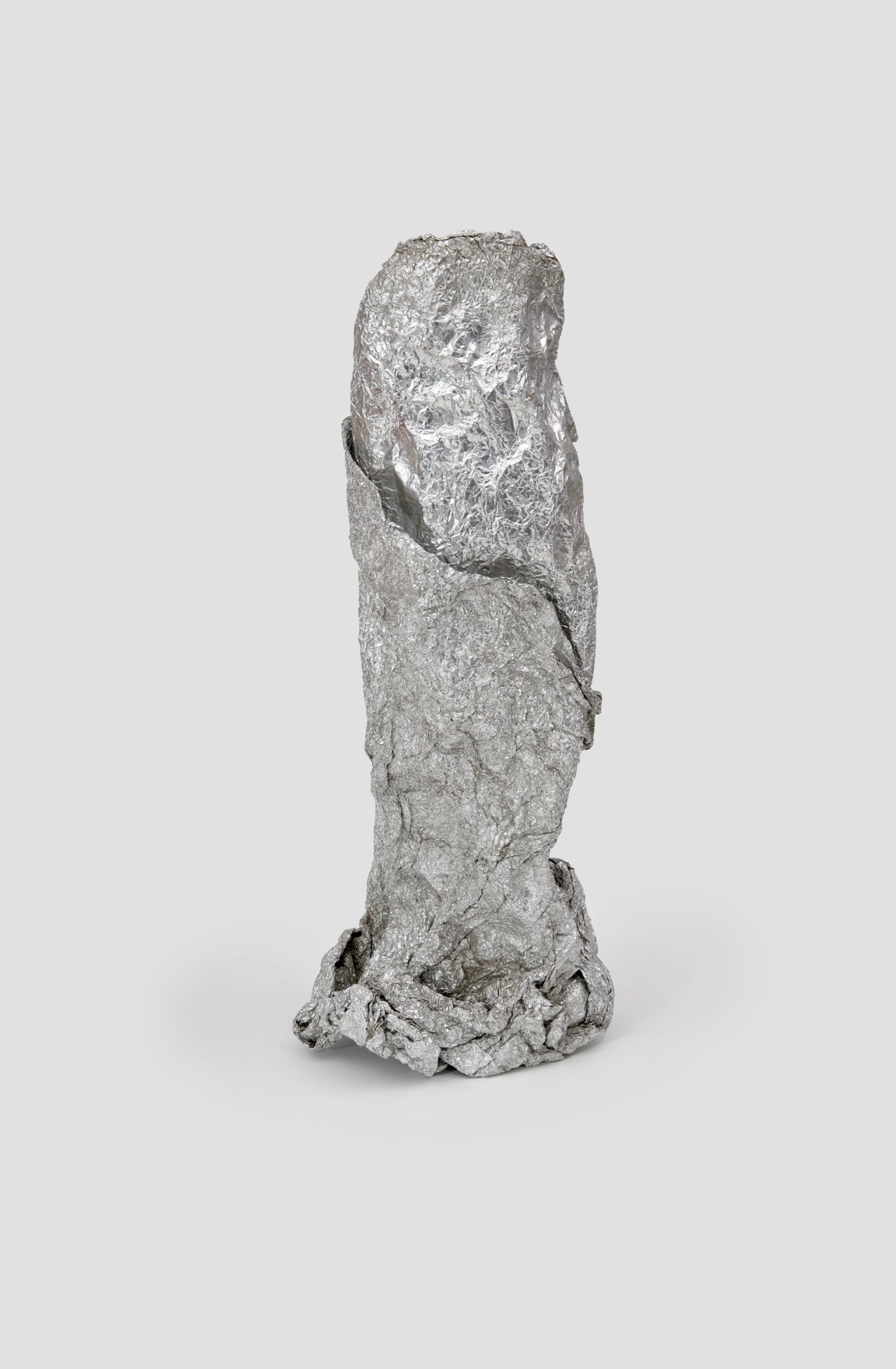 Auf diesem Bild ist das folgende Kunstwerk zu sehen: Hermann Glöckner. Stan[n]iolpapier, gerollt und aufgerichtet. 1965.