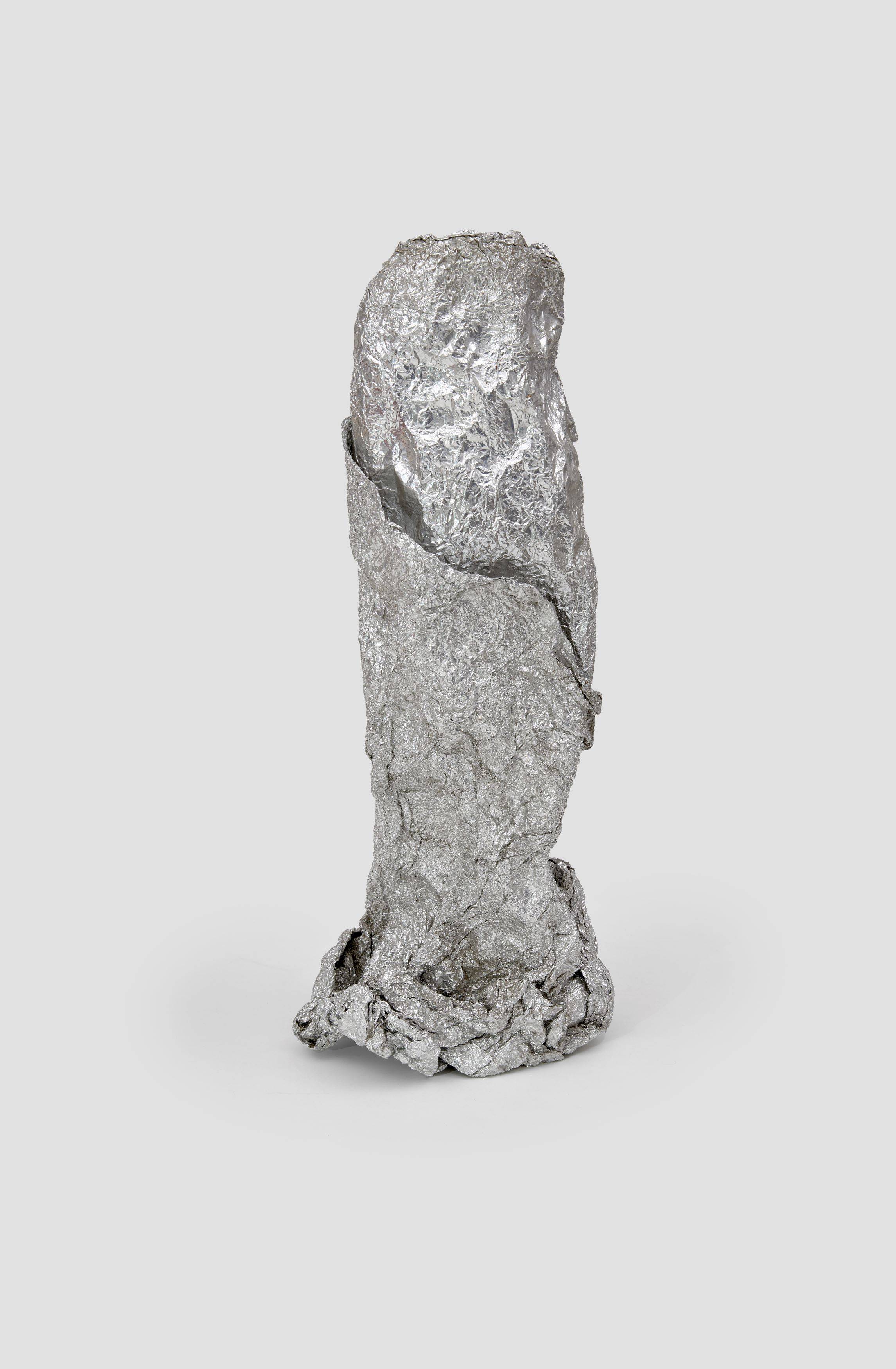 Auf diesem Bild ist das folgende Kunstwerk zu sehen: Hermann Glöckner. Stan[n]iolpapier, gerollt und aufgerichtet. 1965.