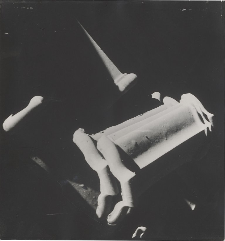 Auf diesem Bild ist das folgende Kunstwerk zu sehen: Gyula Pap. Tetöcserepek [Dachziegel]. 1924.