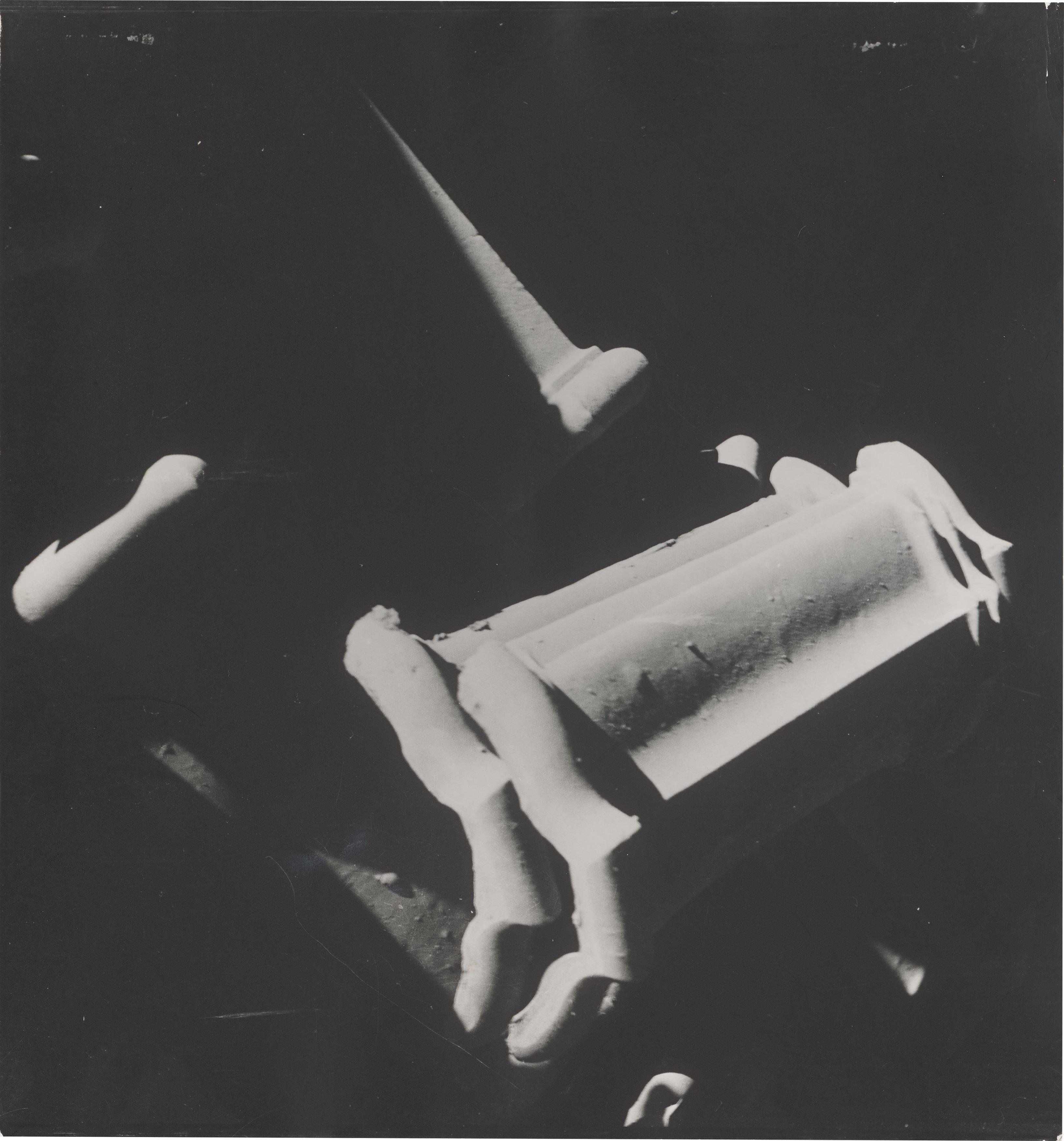 Auf diesem Bild ist das folgende Kunstwerk zu sehen: Gyula Pap. Tetöcserepek [Dachziegel]. 1924.