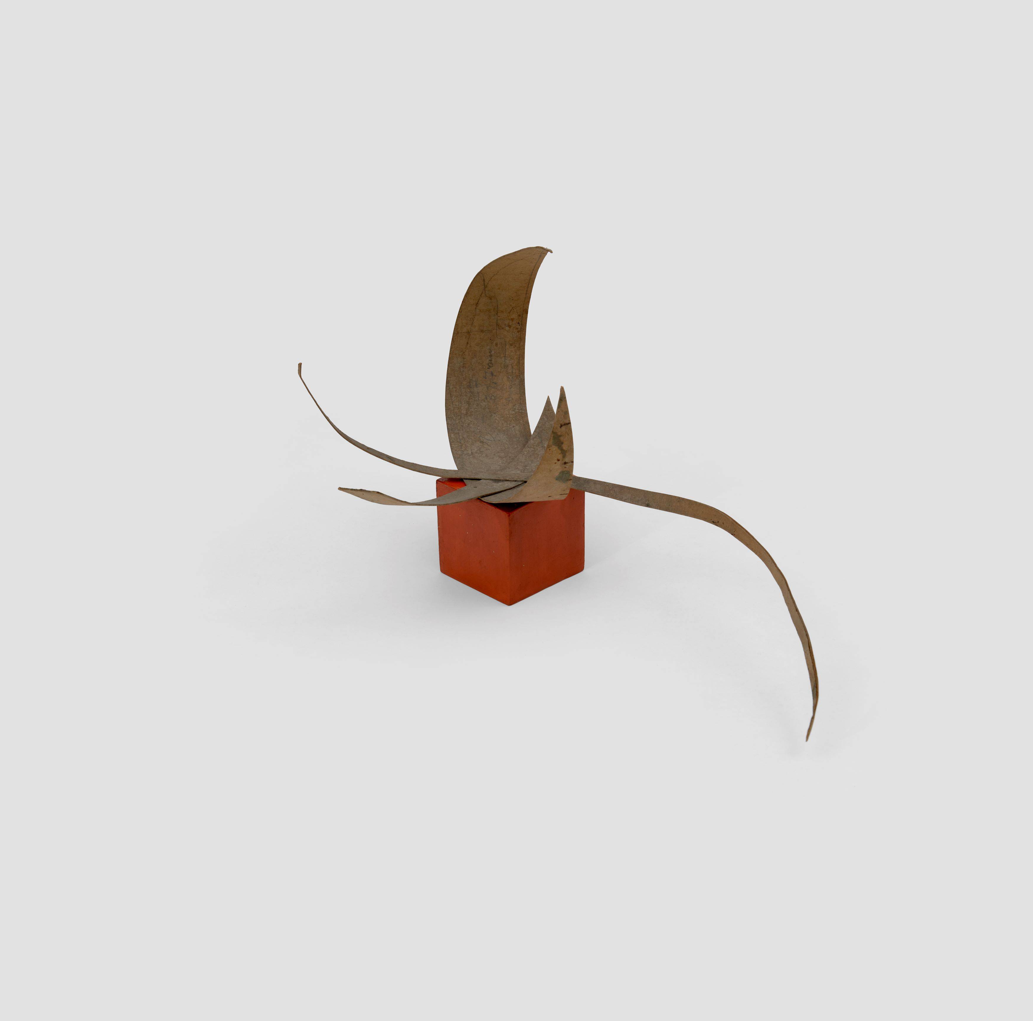 Auf diesem Bild ist das folgende Kunstwerk zu sehen: Hermann Glöckner. Drei gebogene Pappstreifen, sich kreuzend und räumlich geöffnet. 1956.