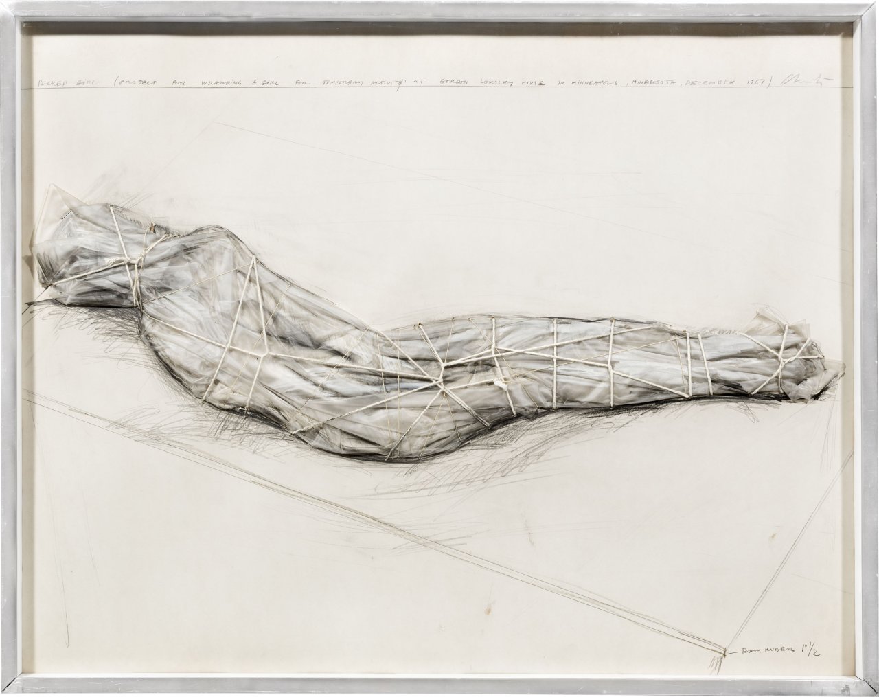 Auf diesem Bild ist das folgende Kunstwerk zu sehen:  Christo. „PACKED GIRL (PROJECT FOR WRAPPING A GIRL FOR TEMPORARY ACTIVITY AT GORDON LOKSLEY HOUSE IN MINNEAPOLIS, MINNESOTA)“. 1967.