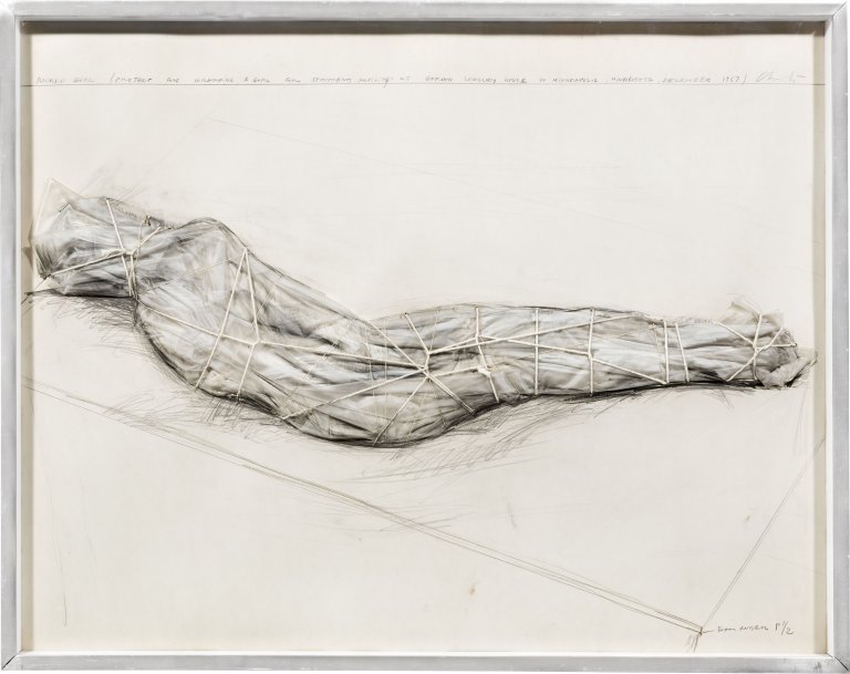 Auf diesem Bild ist das folgende Kunstwerk zu sehen:  Christo. „PACKED GIRL (PROJECT FOR WRAPPING A GIRL FOR TEMPORARY ACTIVITY AT GORDON LOKSLEY HOUSE IN MINNEAPOLIS, MINNESOTA)“. 1967.