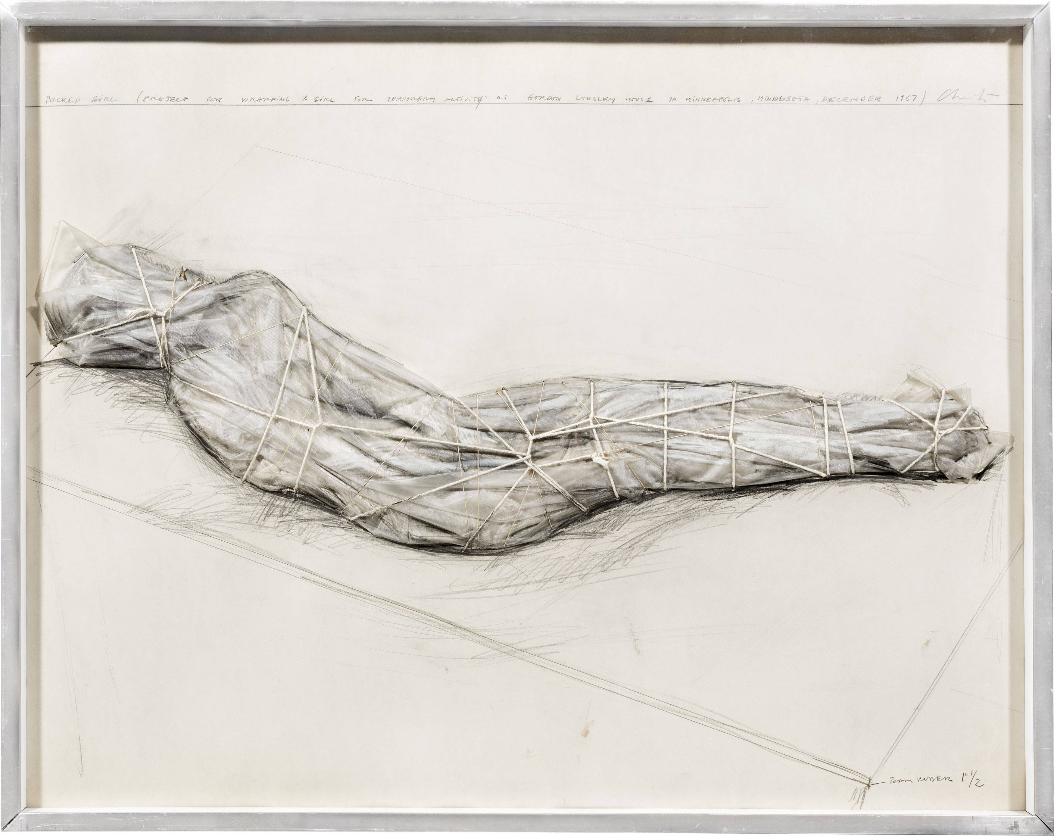 Auf diesem Bild ist das folgende Kunstwerk zu sehen:  Christo. „PACKED GIRL (PROJECT FOR WRAPPING A GIRL FOR TEMPORARY ACTIVITY AT GORDON LOKSLEY HOUSE IN MINNEAPOLIS, MINNESOTA)“. 1967.