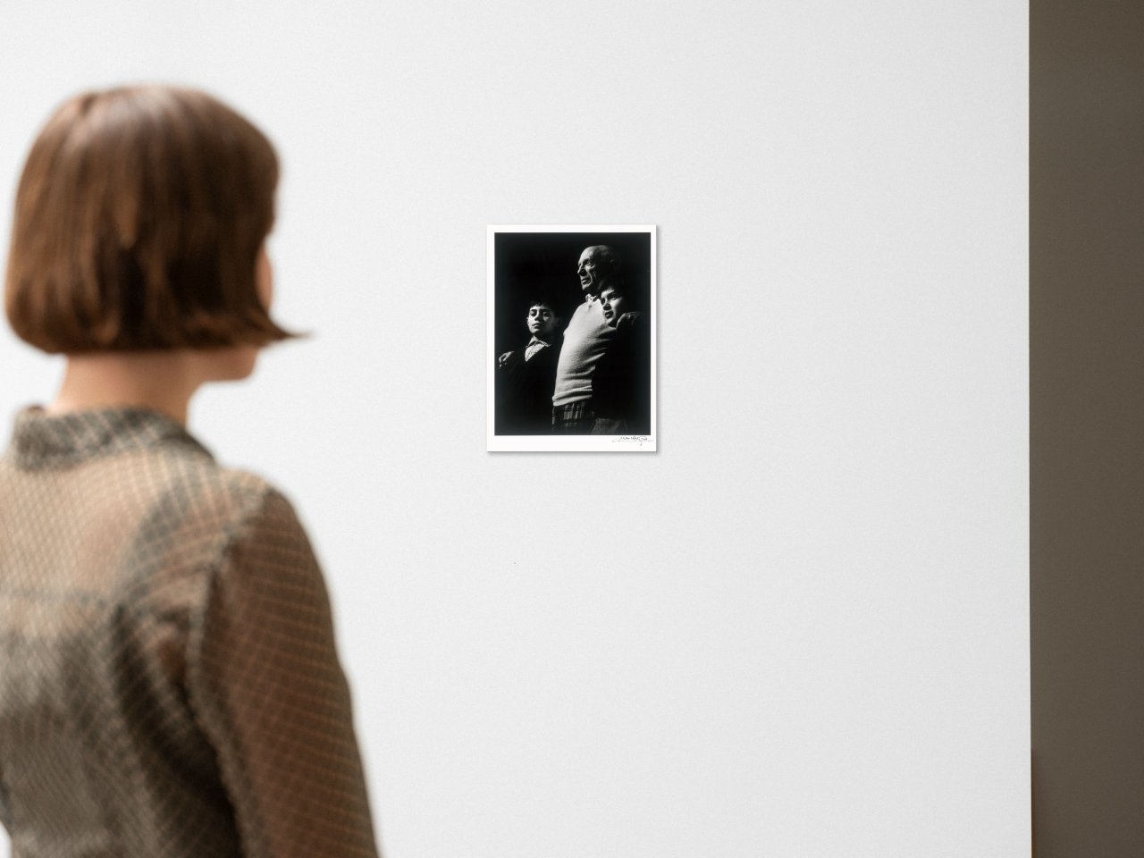 Auf diesem Bild ist das folgende Kunstwerk zu sehen: Lucien Clergue. „Picasso, Claude et Paloma, La Californie, Cannes“. 1956.