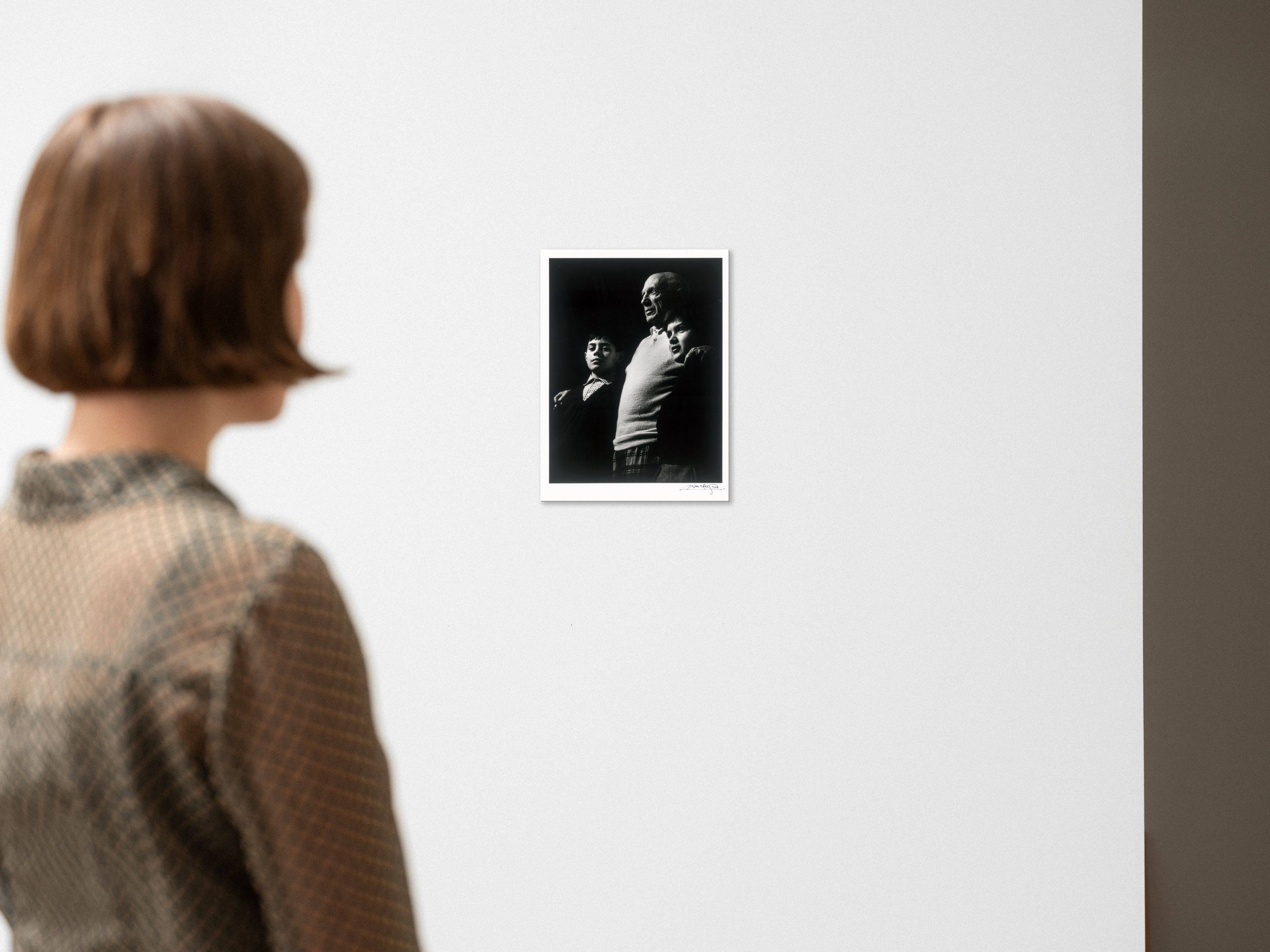 Auf diesem Bild ist das folgende Kunstwerk zu sehen: Lucien Clergue. „Picasso, Claude et Paloma, La Californie, Cannes“. 1956.