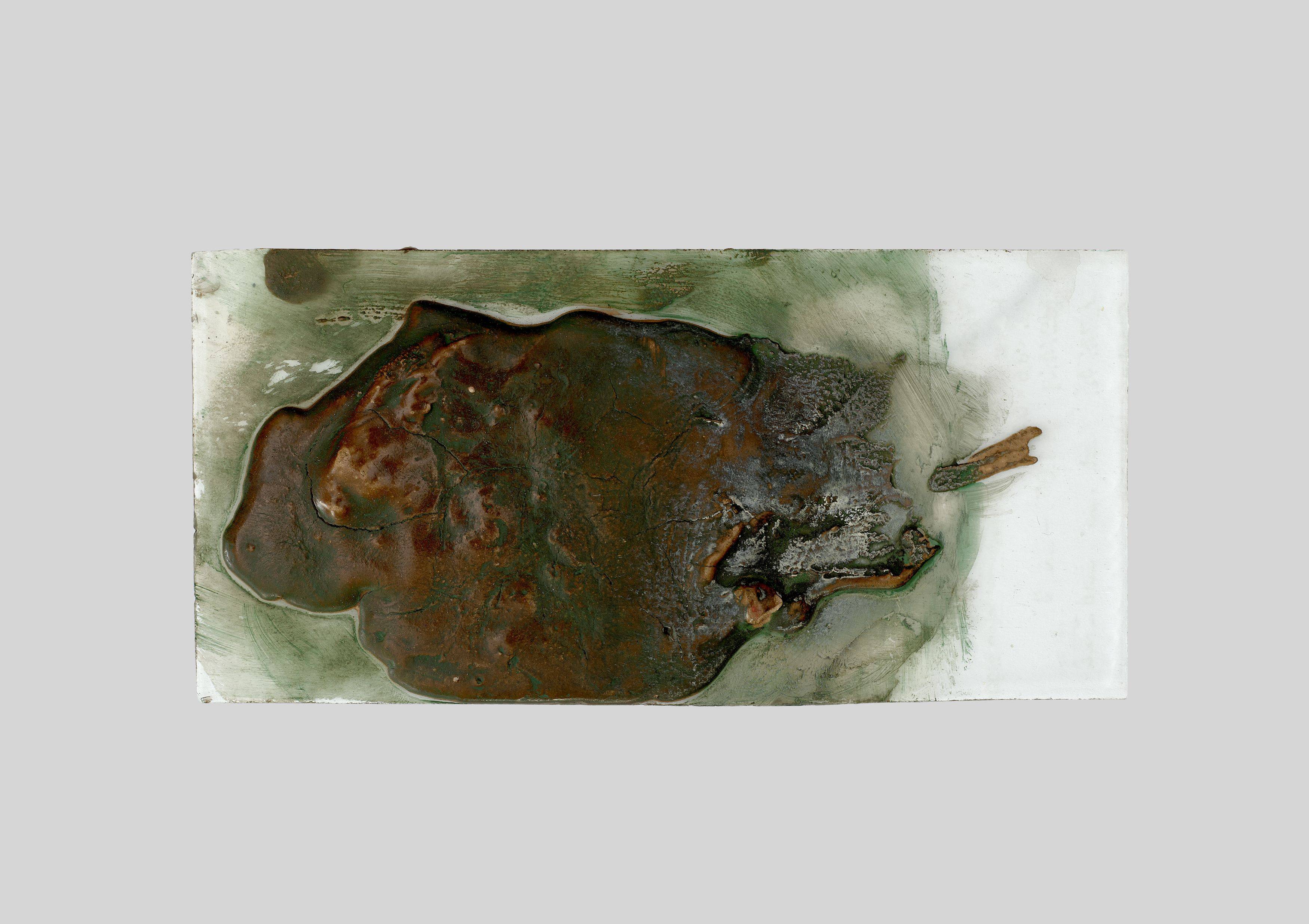 Auf diesem Bild ist das folgende Kunstwerk zu sehen: Hermann Glöckner. Dunkelbraune Erhebung auf grünlicher Fläche. 1963.