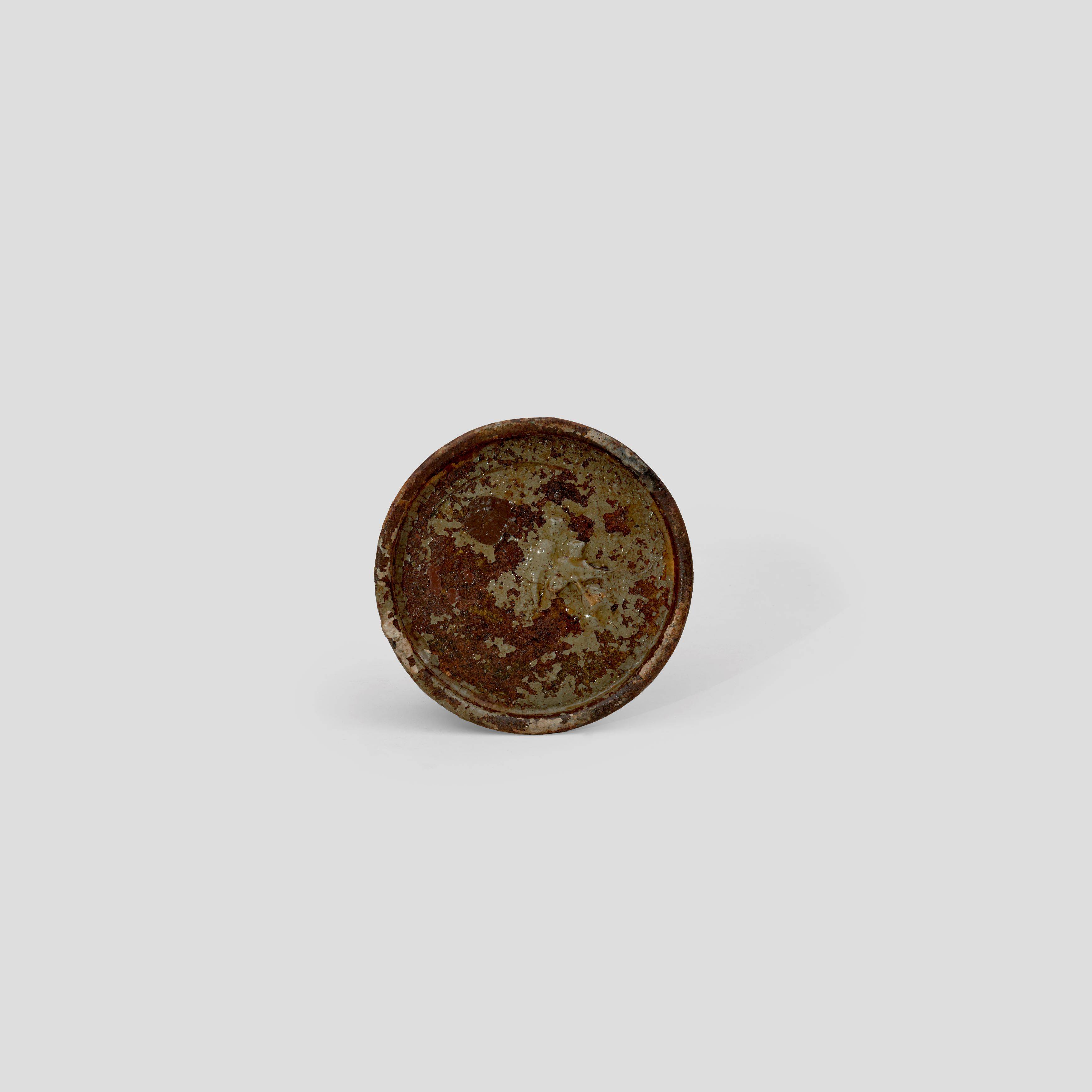 Auf diesem Bild ist das folgende Kunstwerk zu sehen: Hermann Glöckner. Blechdeckel mit rosa Fleck. 1960.