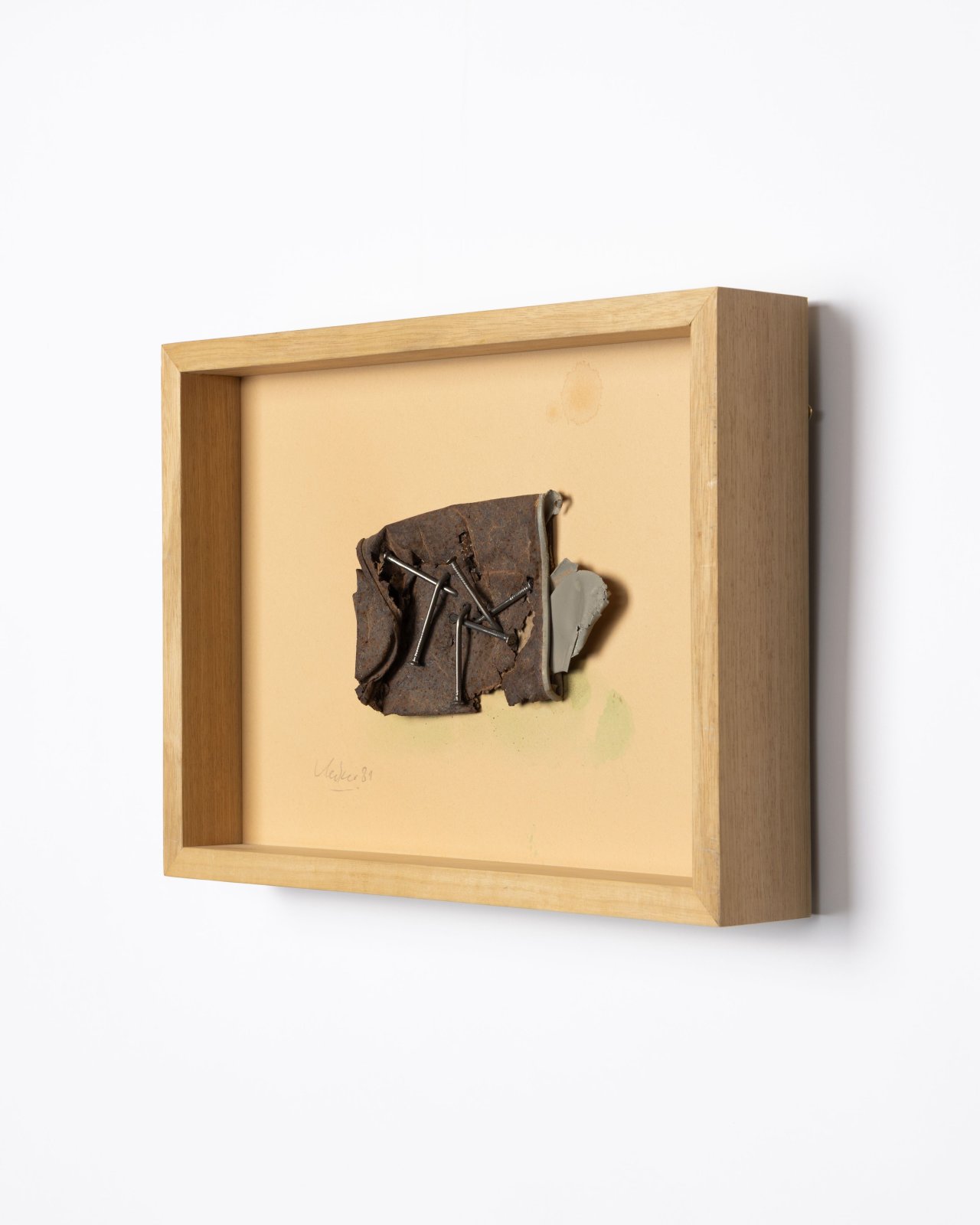 Auf diesem Bild ist das folgende Kunstwerk zu sehen: Günther Uecker. „Wüstenfund [19]“. 1981 .