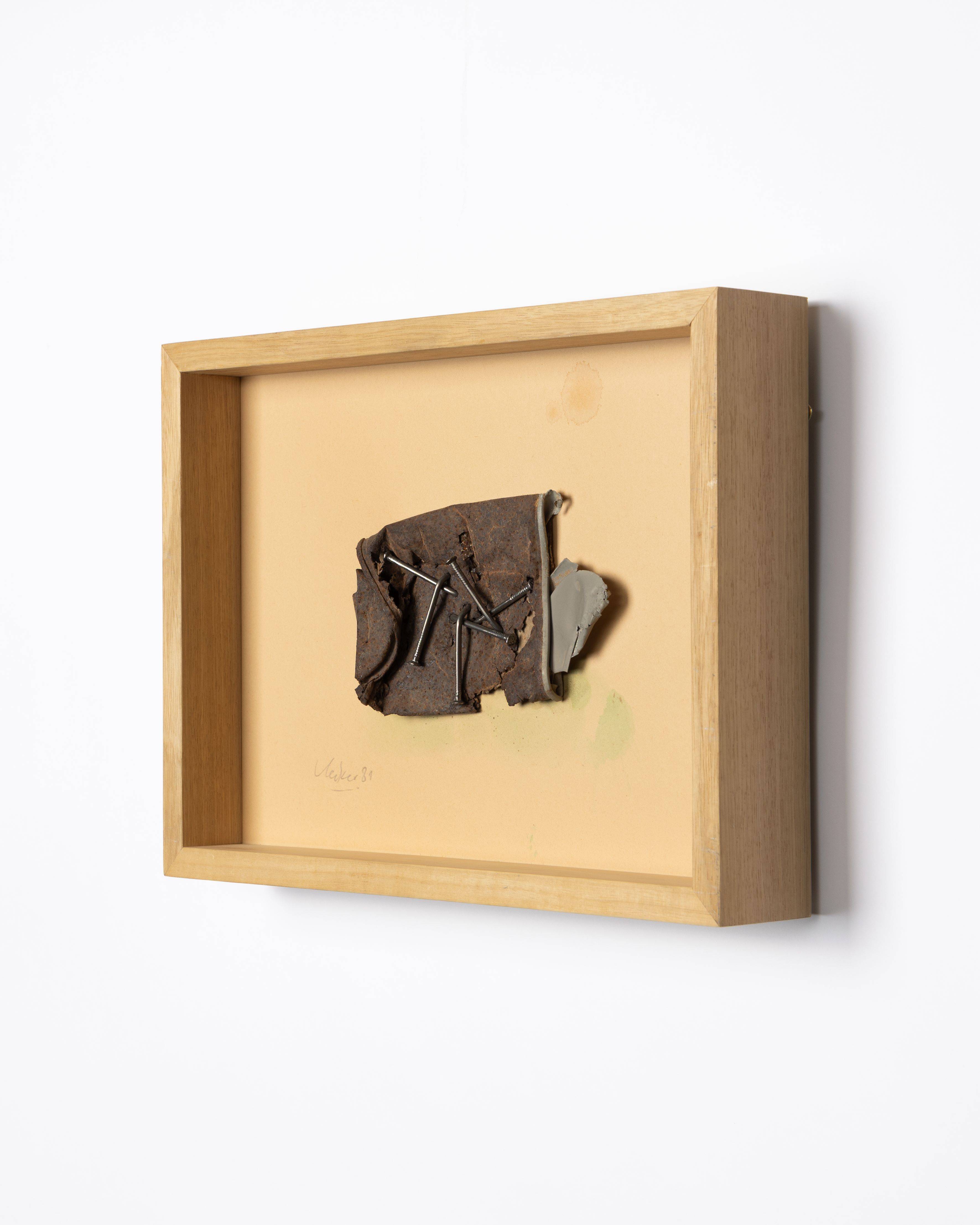 Auf diesem Bild ist das folgende Kunstwerk zu sehen: Günther Uecker. „Wüstenfund [19]“. 1981 .