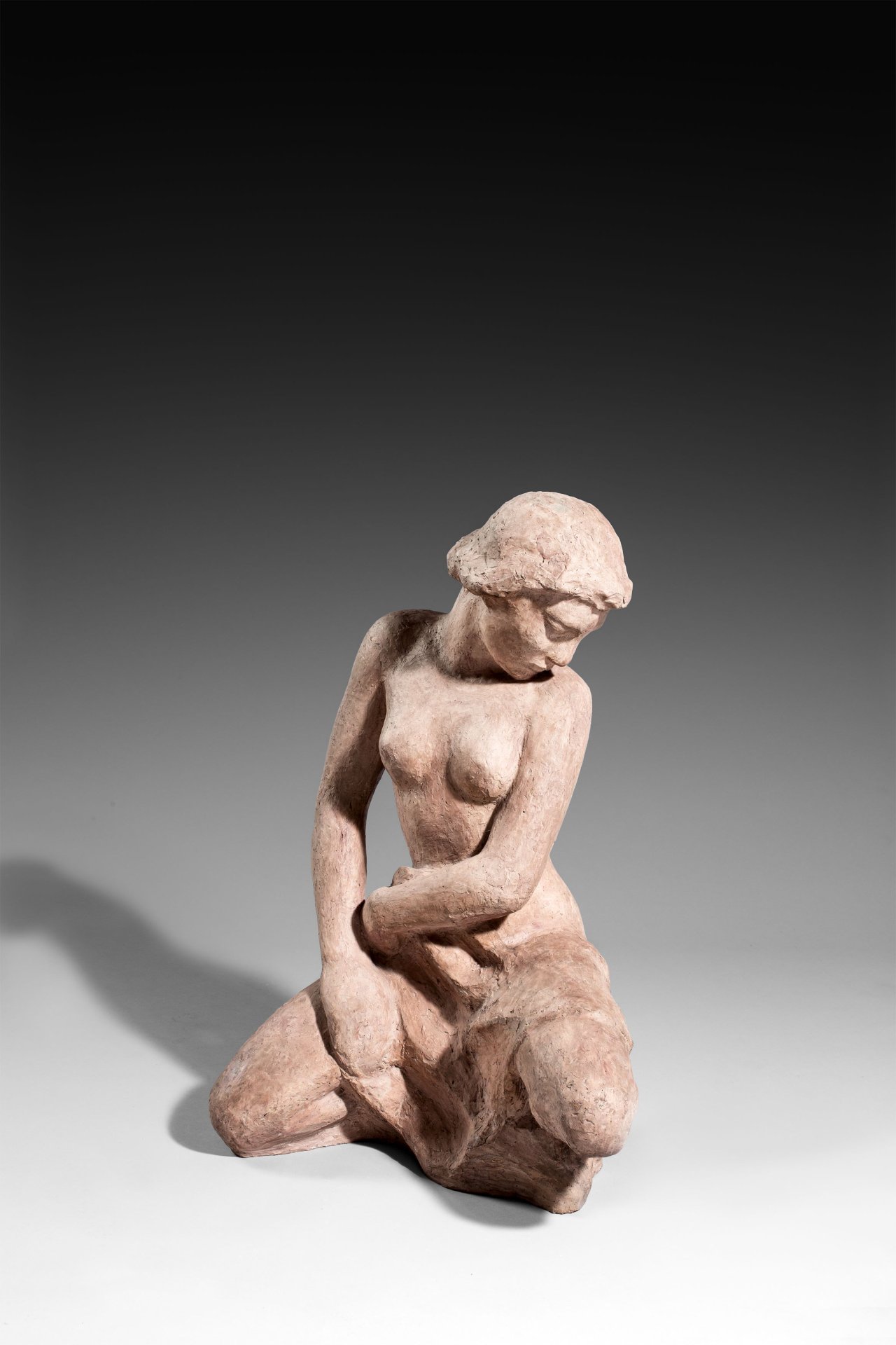 Auf diesem Bild ist das folgende Kunstwerk zu sehen: Georg Kolbe. „Kniende mit Gewand“. 1914.