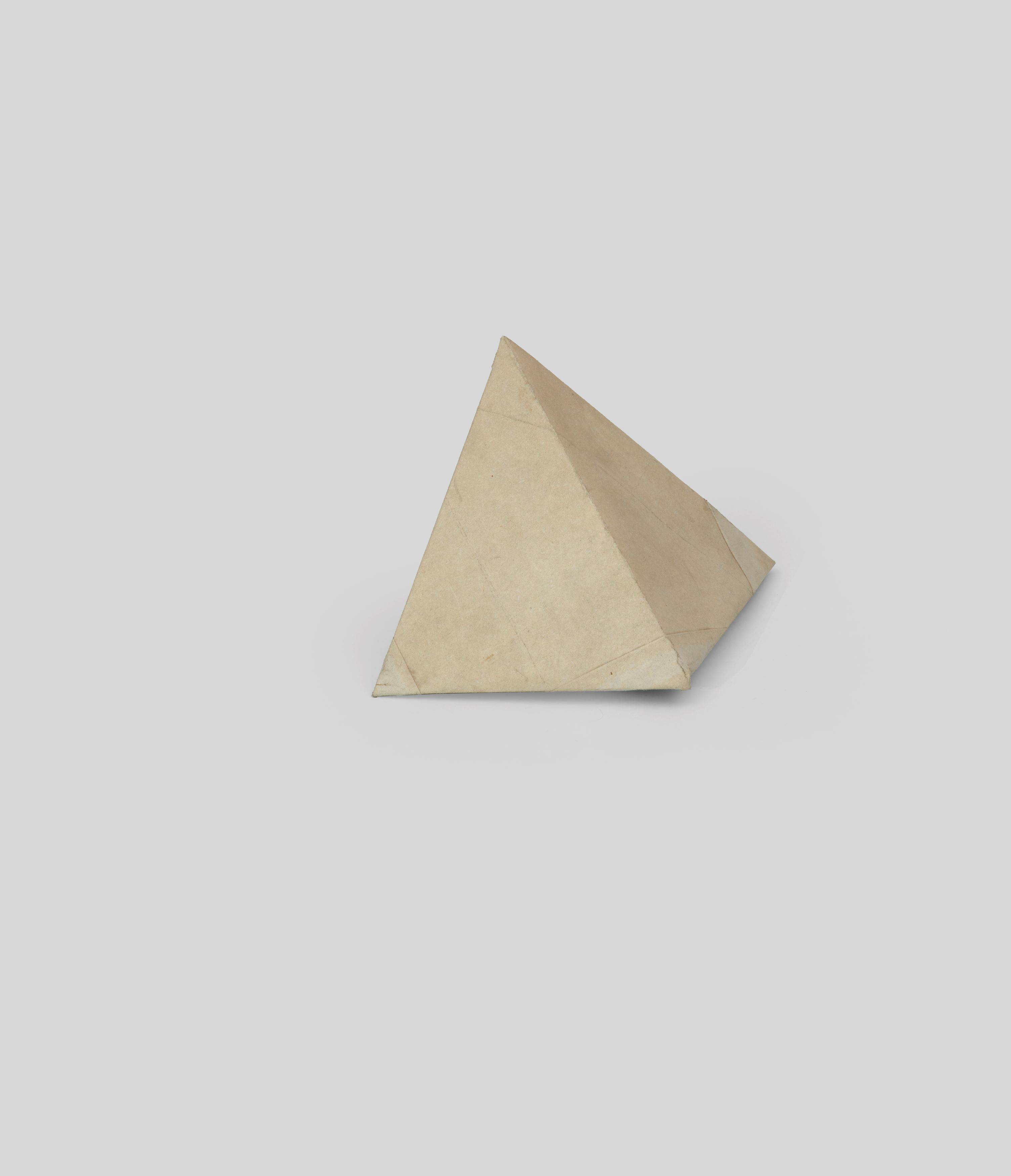Auf diesem Bild ist das folgende Kunstwerk zu sehen: Hermann Glöckner. Unregelmäßiger Polyeder (Pentaeder) auf der Grundfläche eines unregelmäßigen Tetraeders.