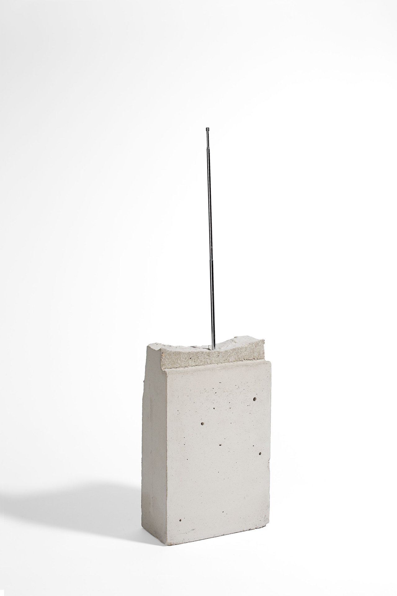 This picture shows the following artwork: Isa Genzken. ”Weltempfänger”. 1990.