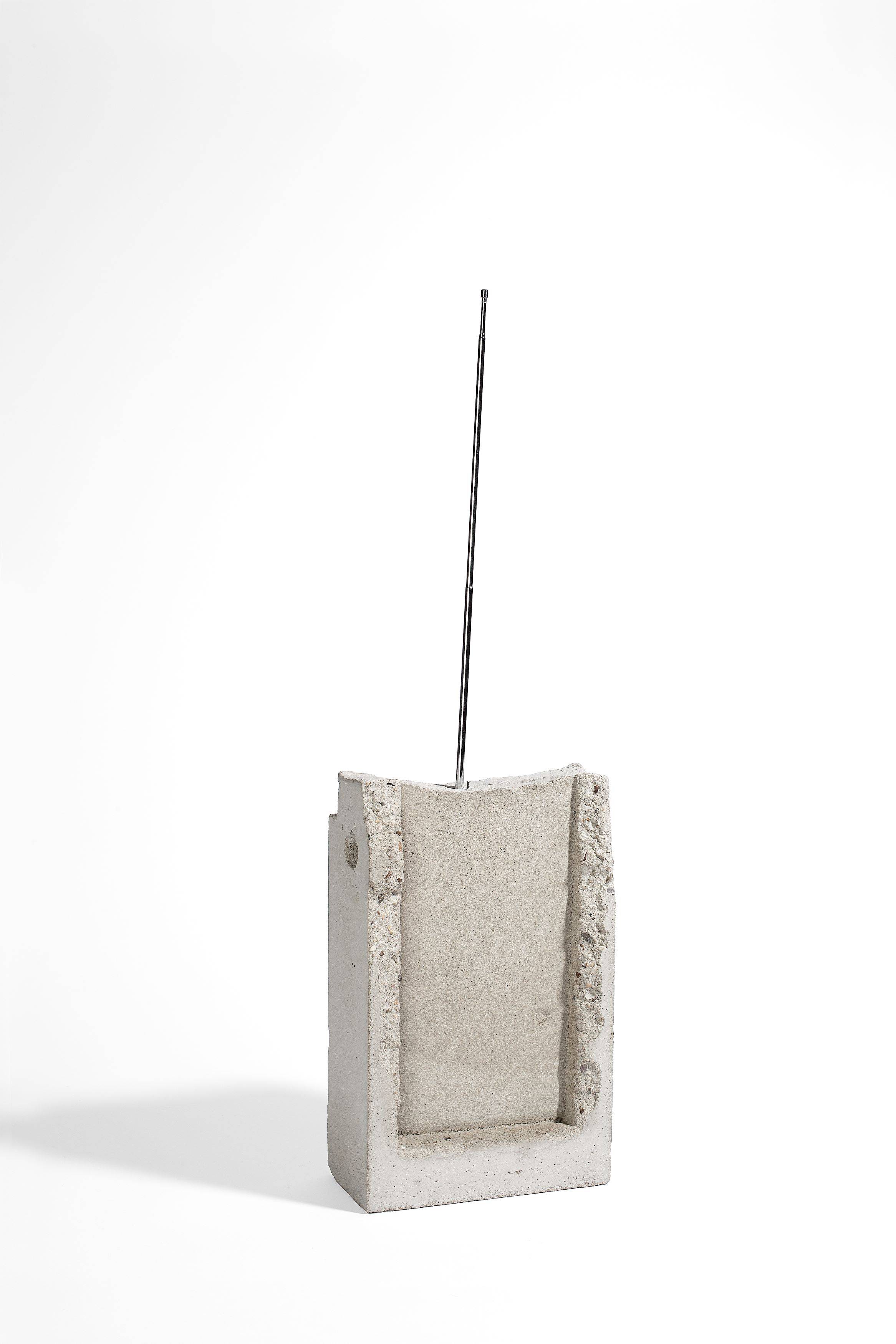 This picture shows the following artwork: Isa Genzken. ”Weltempfänger”. 1990.