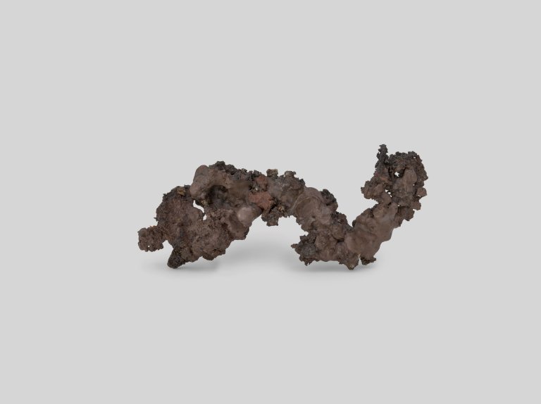 Auf diesem Bild ist das folgende Kunstwerk zu sehen: Hermann Glöckner. Wellenform aus Schlacken. 1960.