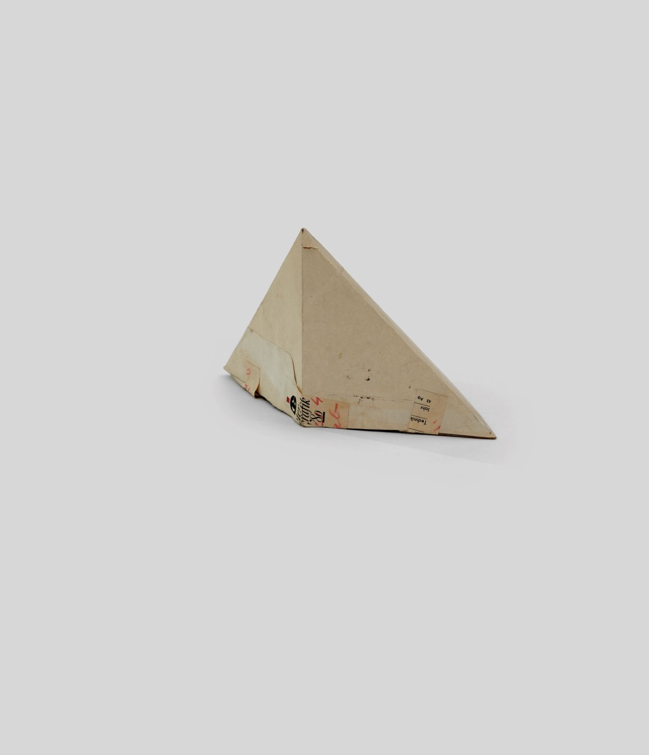 Auf diesem Bild ist das folgende Kunstwerk zu sehen: Hermann Glöckner. Unregelmäßiger Polyeder (Pentaeder) auf der Grundfläche eines unregelmäßigen Tetraeders.