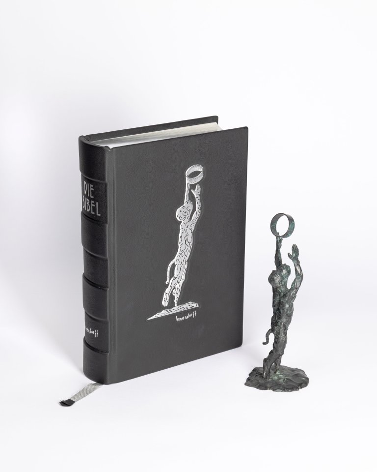 Auf diesem Bild ist das folgende Kunstwerk zu sehen: Jörg Immendorff. „Affe mit Ring“. 2006.