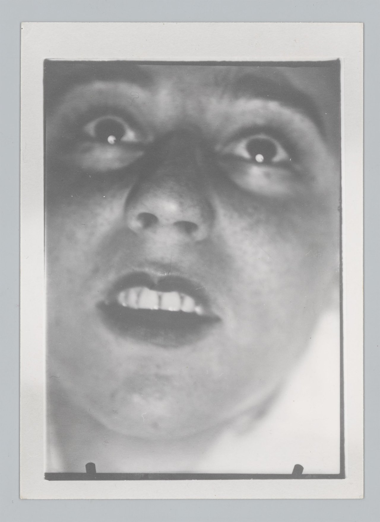 Auf diesem Bild ist das folgende Kunstwerk zu sehen:  Umbo (d.i. Otto Umbehr). Selbstporträt / Ruth Landshoff. 1926 und 1927.