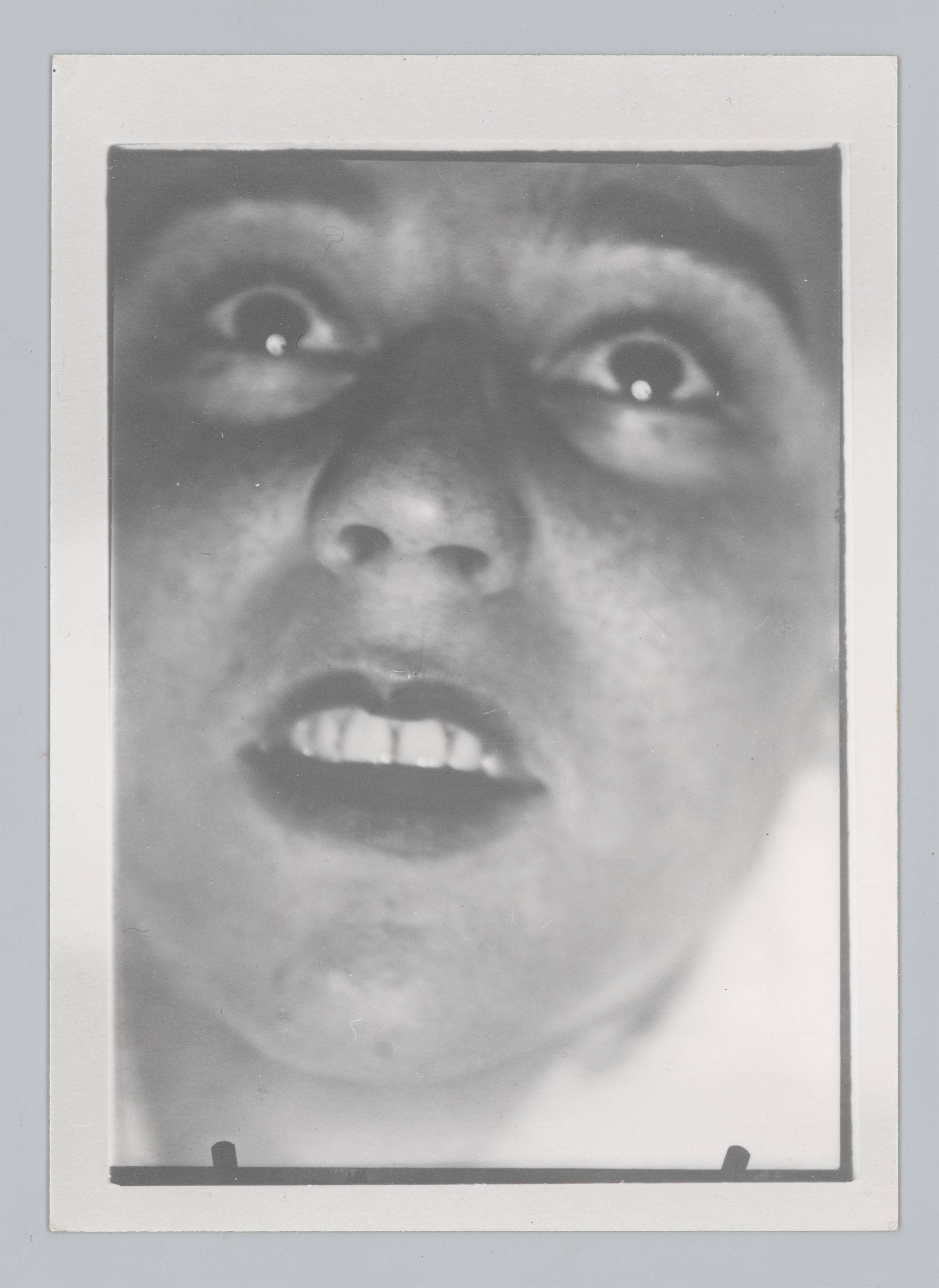 Auf diesem Bild ist das folgende Kunstwerk zu sehen:  Umbo (d.i. Otto Umbehr). Selbstporträt / Ruth Landshoff. 1926 und 1927.