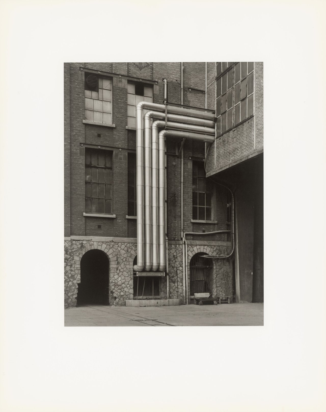 Auf diesem Bild ist das folgende Kunstwerk zu sehen: Bernd und Hilla Becher. „Walls and Conduits“. 1991.
