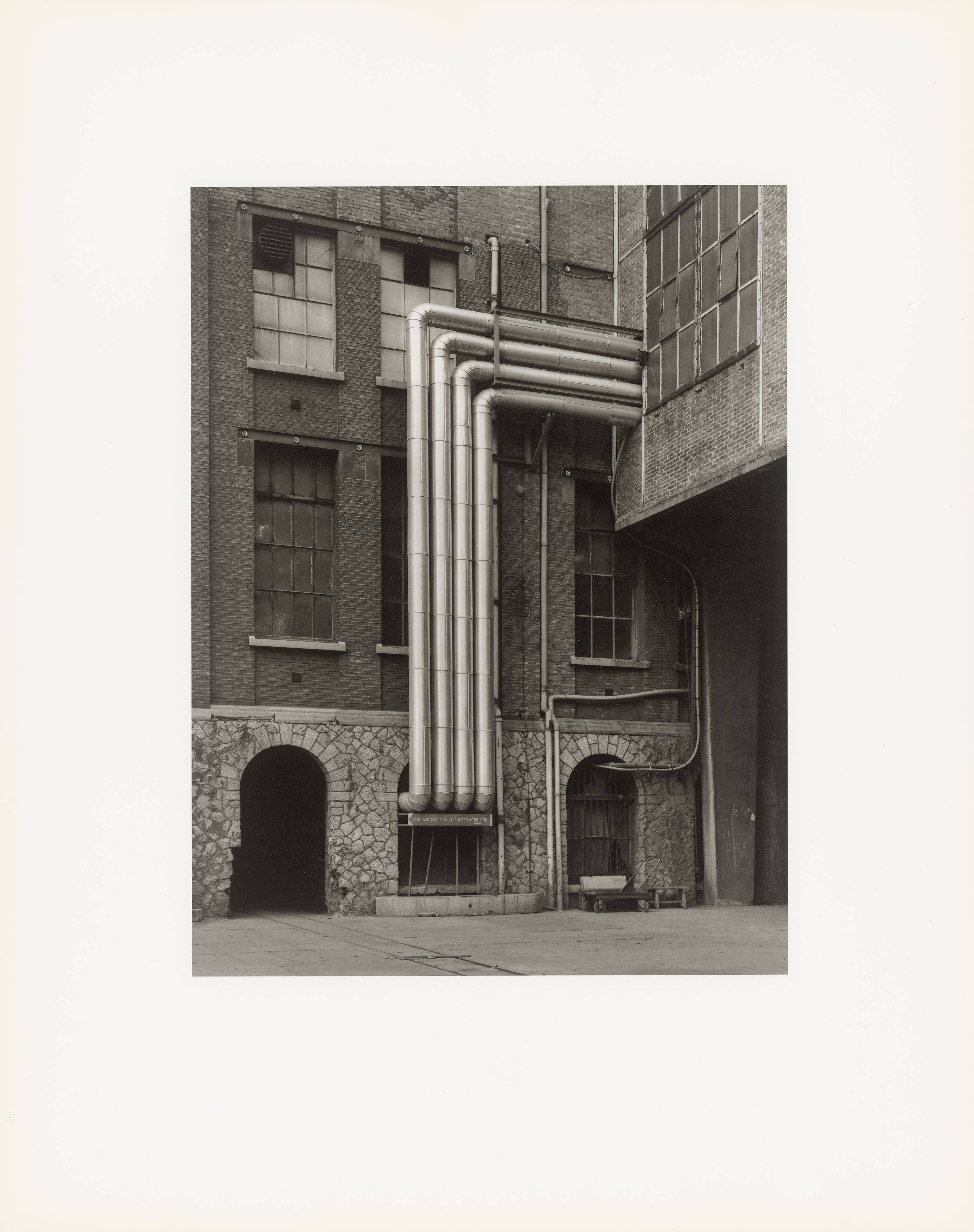 Auf diesem Bild ist das folgende Kunstwerk zu sehen: Bernd und Hilla Becher. „Walls and Conduits“. 1991.