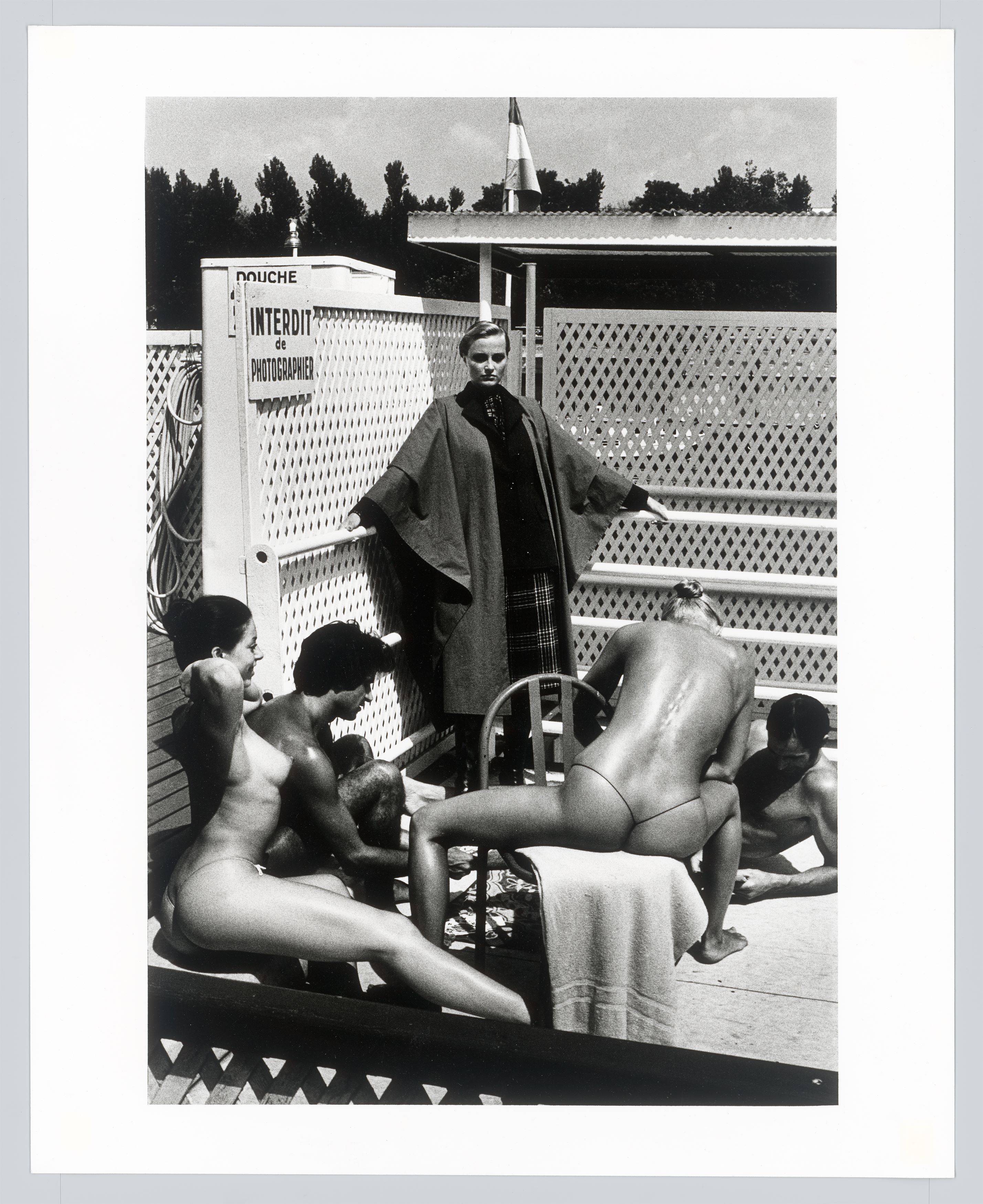 This picture shows the following artwork: Helmut Newton. ”Piscine Deligny, Paris