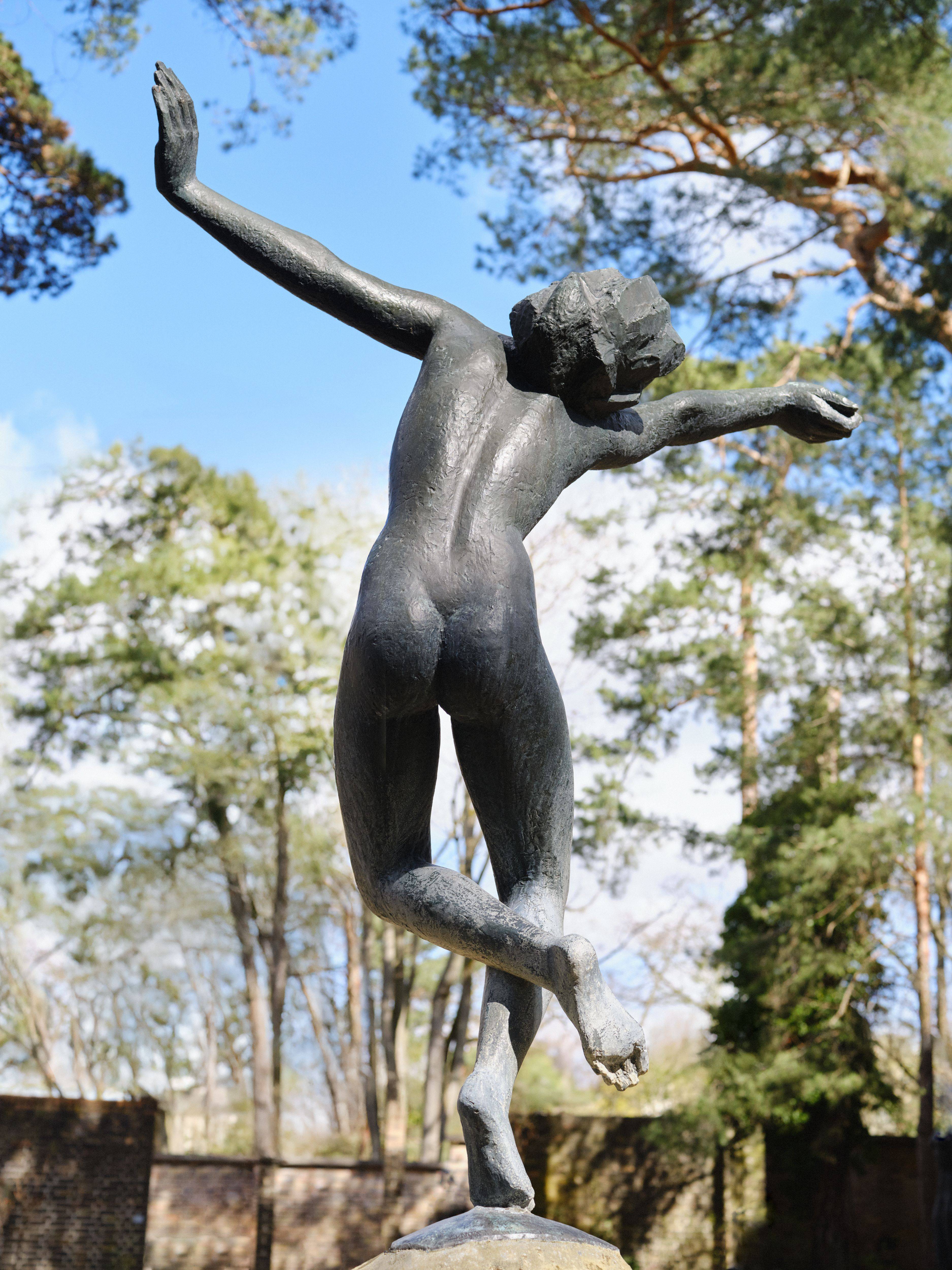 This picture shows the following artwork: Georg Kolbe. ”Tänzerinnen–Brunnen”. 1922.