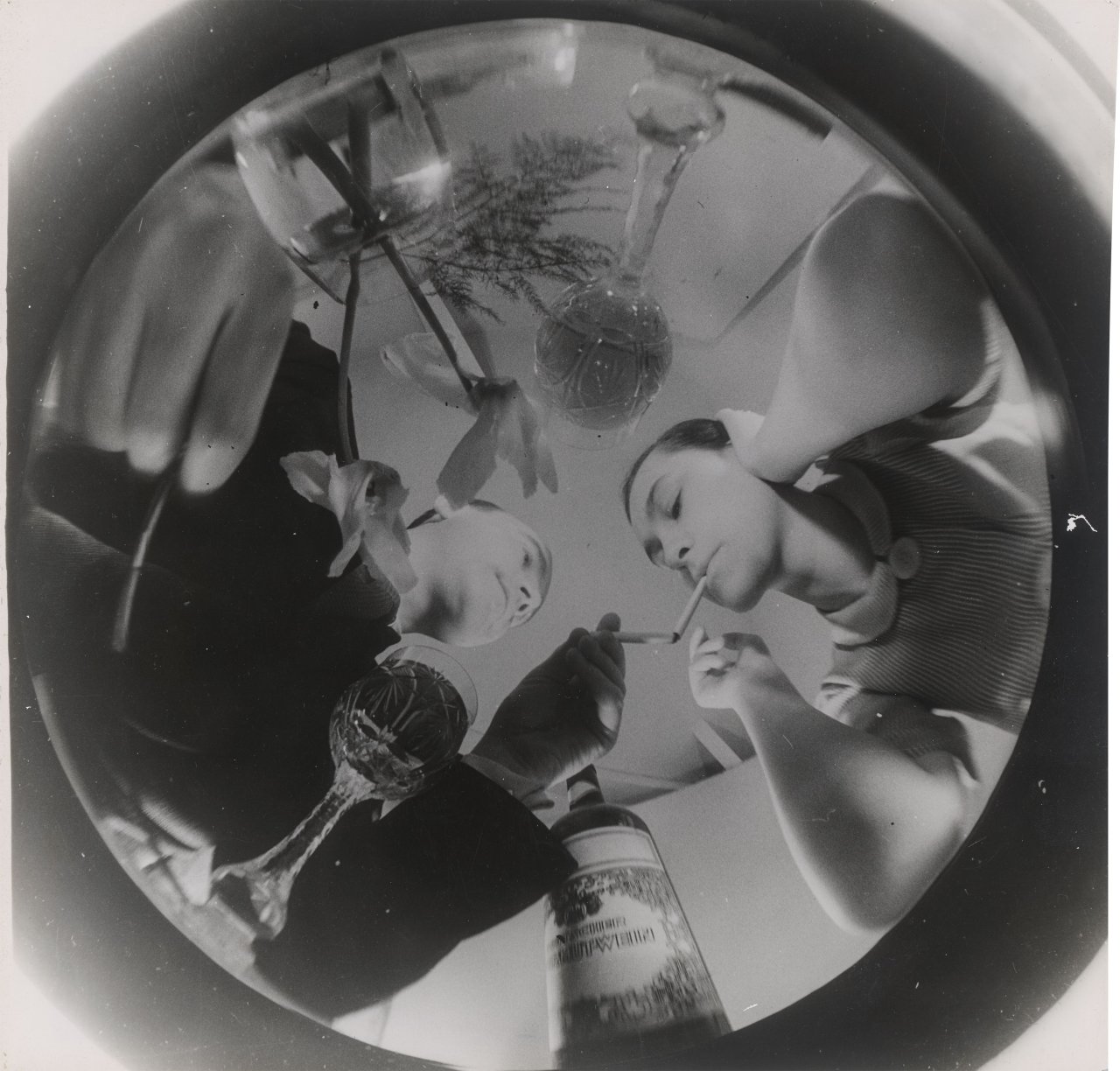 Auf diesem Bild ist das folgende Kunstwerk zu sehen:  Umbo (d.i. Otto Umbehr). Tea for Two, aus der Serie „Die Wolkenkamera sieht sich auf der Erde um“, 1935–1937. 1935.