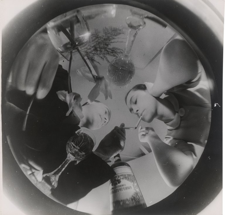 Auf diesem Bild ist das folgende Kunstwerk zu sehen:  Umbo (d.i. Otto Umbehr). Tea for Two, aus der Serie „Die Wolkenkamera sieht sich auf der Erde um“, 1935–1937. 1935.