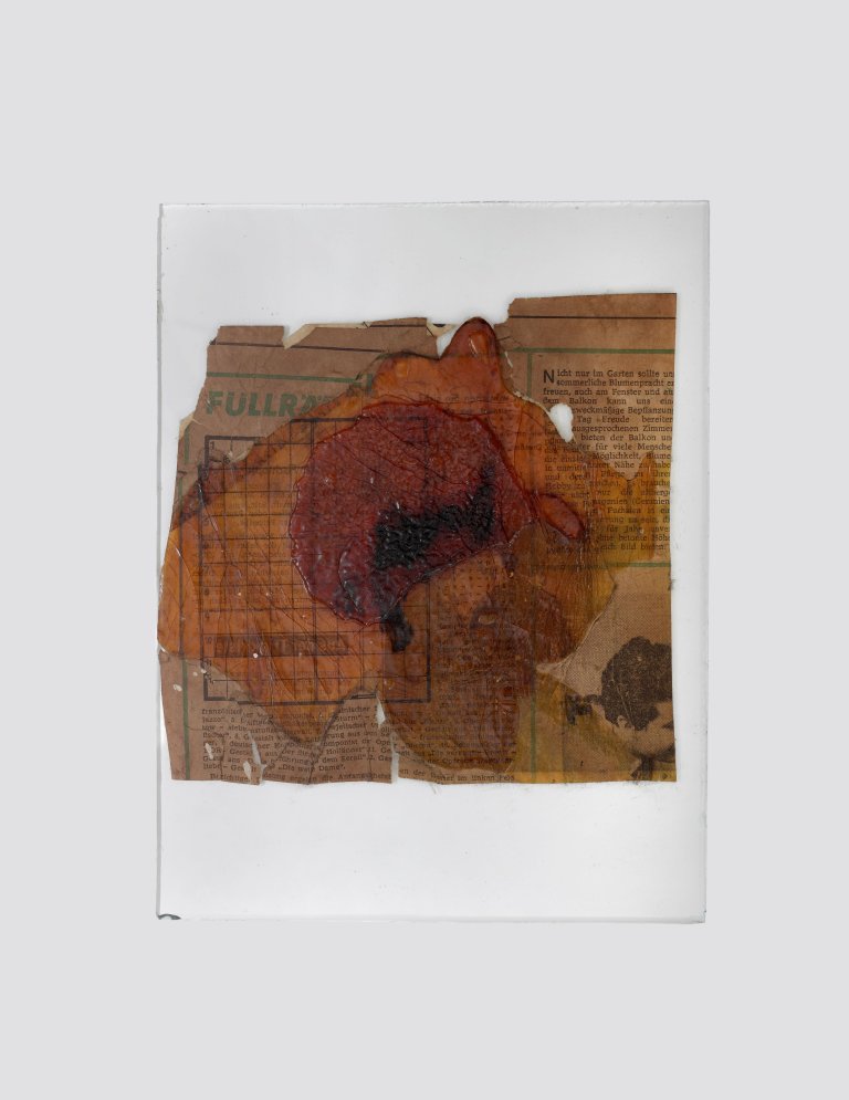 Auf diesem Bild ist das folgende Kunstwerk zu sehen: Hermann Glöckner. Lackrelief auf größerem Lackfleck auf Zeitungspapier. 1960.