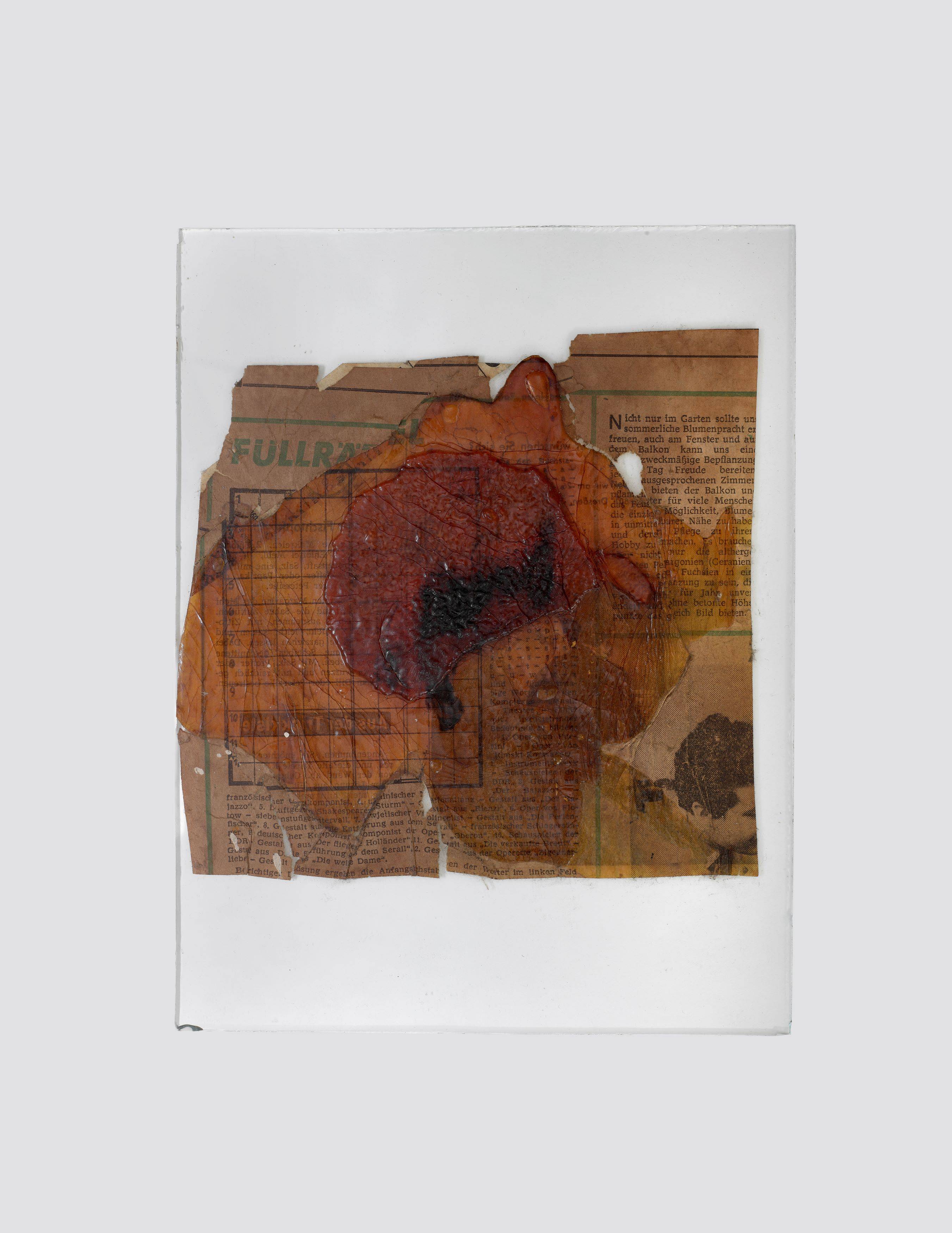 Auf diesem Bild ist das folgende Kunstwerk zu sehen: Hermann Glöckner. Lackrelief auf größerem Lackfleck auf Zeitungspapier. 1960.