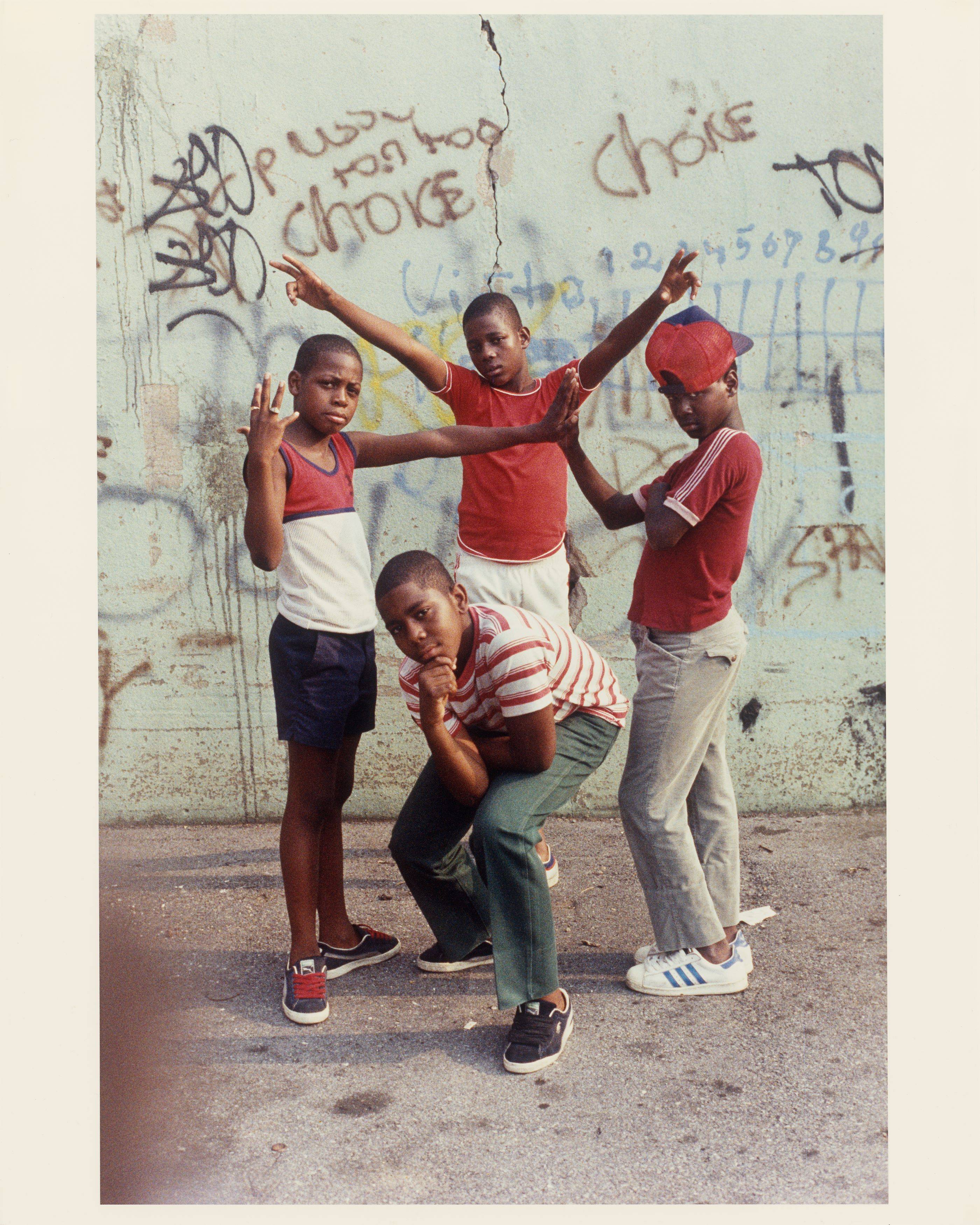 Auf diesem Bild ist das folgende Kunstwerk zu sehen: Jamel Shabazz. Young Boys, East Flatbush, Brooklyn, NYC. 1981.