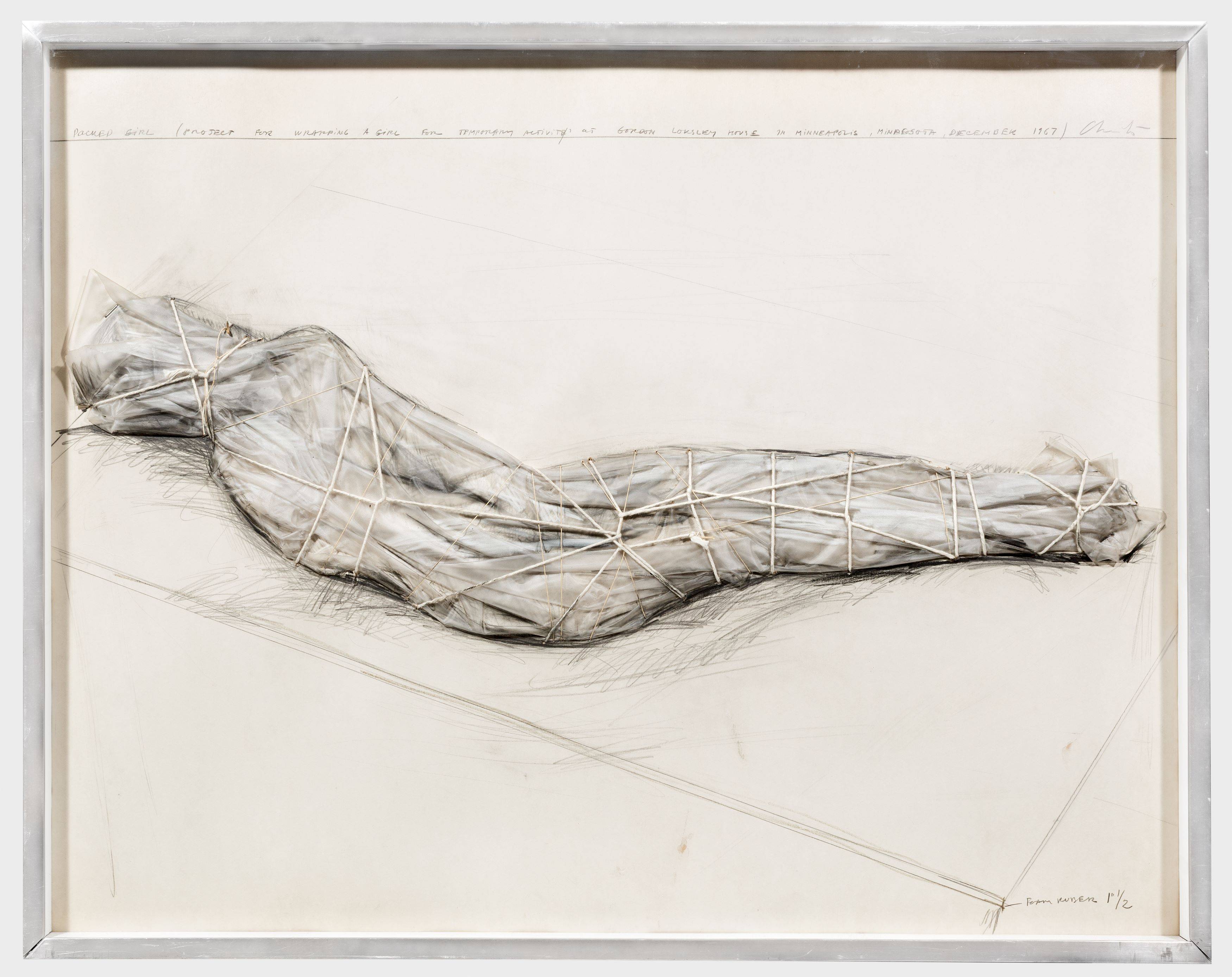 Auf diesem Bild ist das folgende Kunstwerk zu sehen:  Christo. „PACKED GIRL (PROJECT FOR WRAPPING A GIRL FOR TEMPORARY ACTIVITY AT GORDON LOKSLEY HOUSE IN MINNEAPOLIS, MINNESOTA)“. 1967.