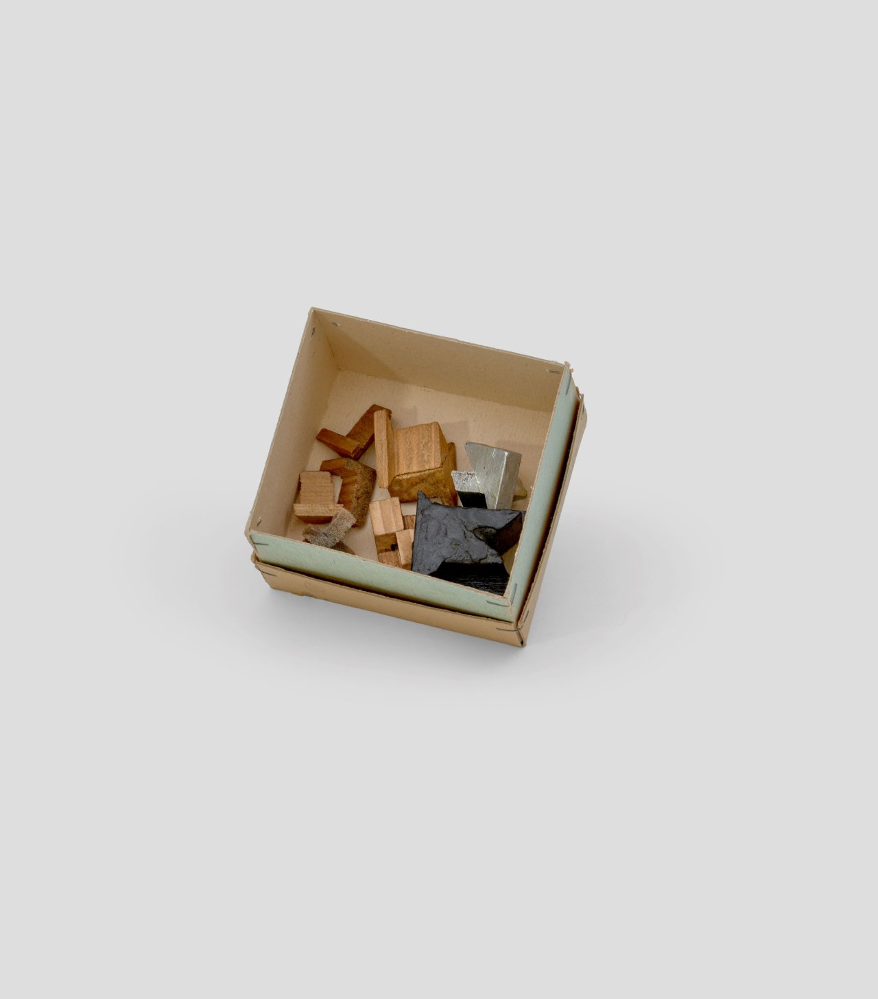 Auf diesem Bild ist das folgende Kunstwerk zu sehen: Hermann Glöckner. Zusammengefügte Abschnitte von Rahmenleisten in Pappschachtel.