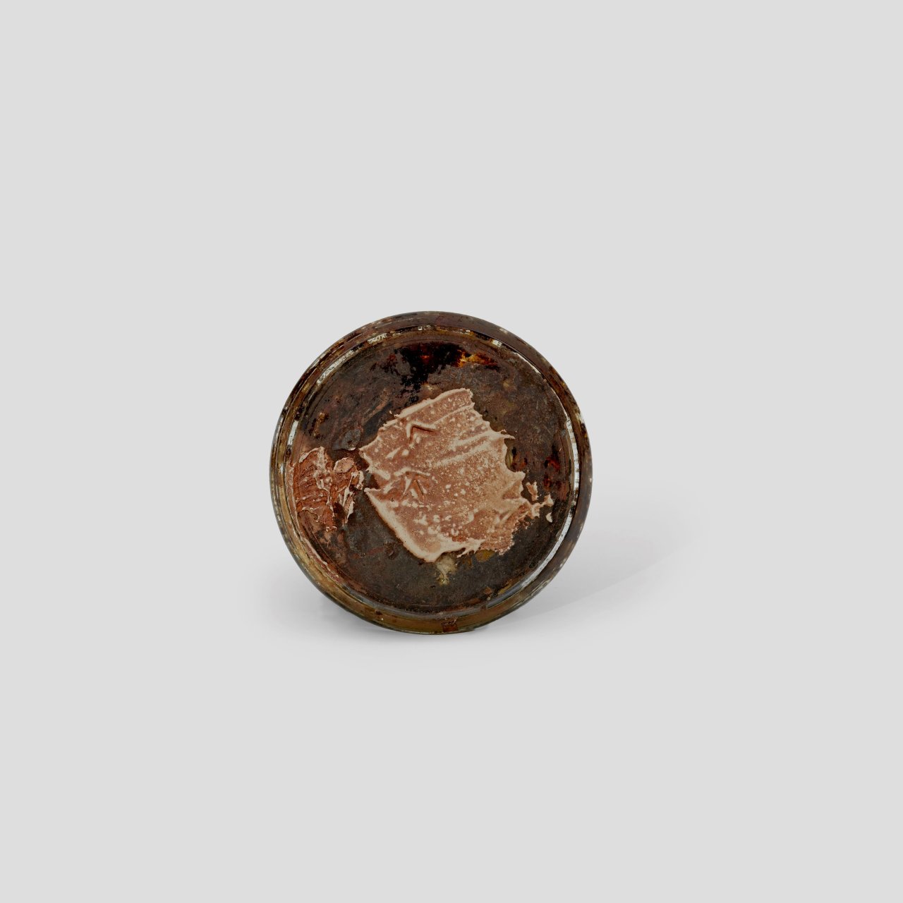 Auf diesem Bild ist das folgende Kunstwerk zu sehen: Hermann Glöckner. Glasdeckel mit hellem Fleck auf dunklem Grund. 1960.