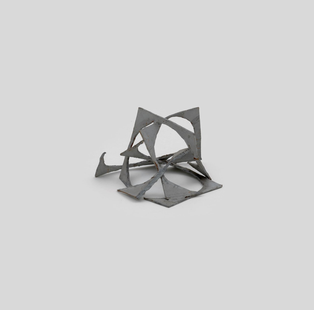 Auf diesem Bild ist das folgende Kunstwerk zu sehen: Hermann Glöckner. Ohne Titel (Vier kreisförmig ausgestanzte Quadrate, ineinander verschlungen). 1960.